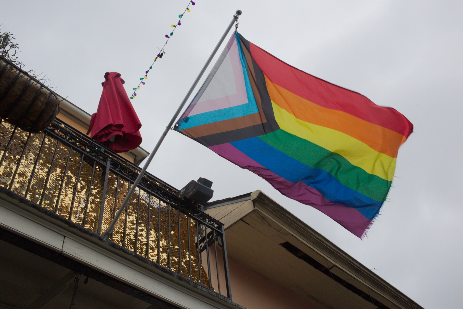 Un drapeau LGBT+ dans le Vieux Carré © Globe Reporters