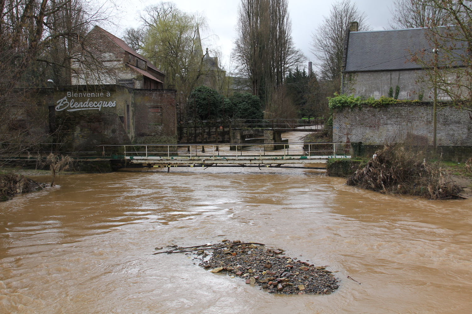 La rivière Aa n’est plus en crue, mais son débit reste très élevé et ses eaux tourmentées © Globe Reporters