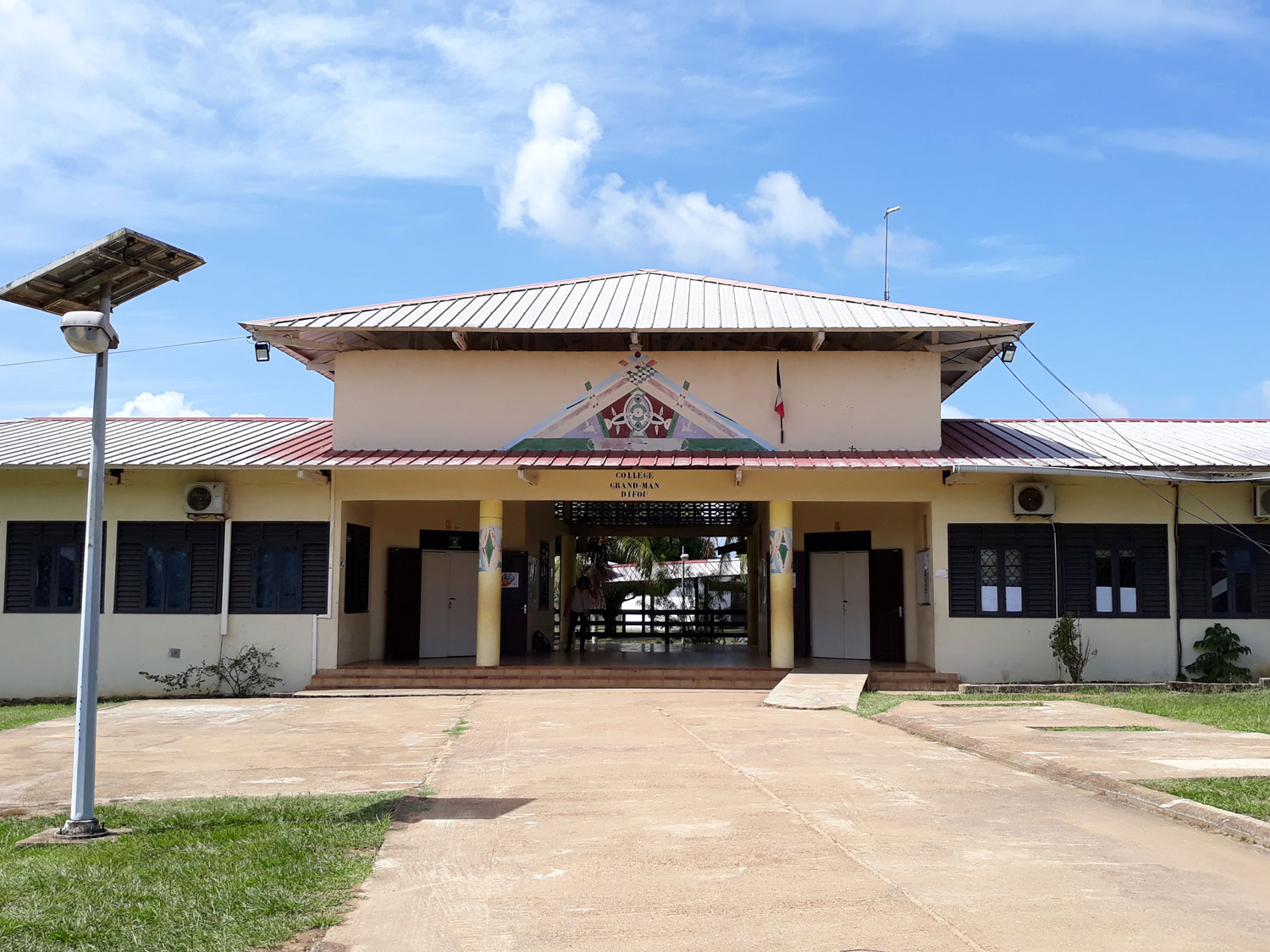 Entrée du collège Gran Man Difou de Maripasoula.