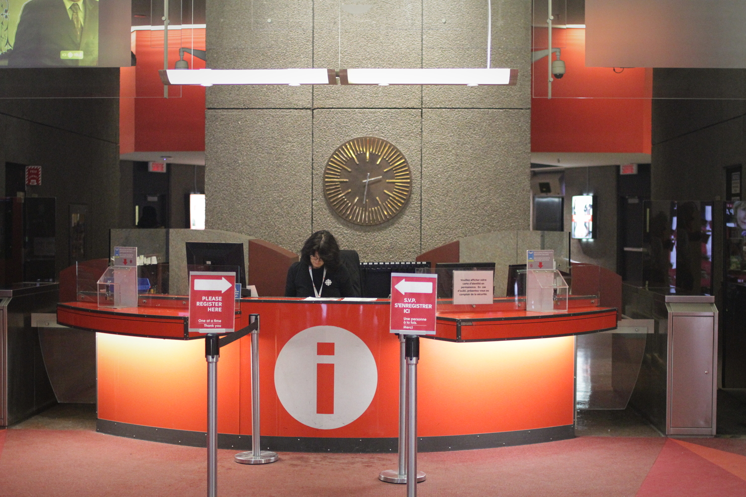 Le hall d’accueil de la radio. Il faut s’annoncer pour obtenir un pass puis entrer.