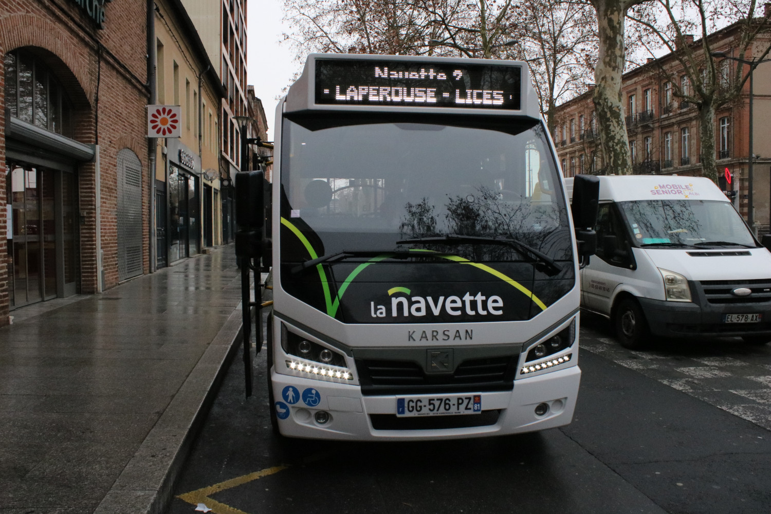 Notre envoyée spéciale prend la navette 2 à l’arrêt Lices Pompidou, devant le supermarché Casino d’Albi © Anouk PASSELAC / Globe Reporters