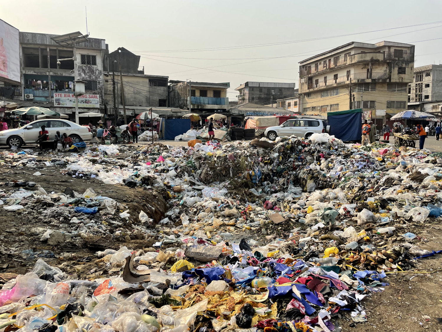 Les décharges à ciel ouvert comme ici en plein centre-ville de Douala, à côté du marché central, contribuent à polluer les nappes phréatiques © Globe Reporters