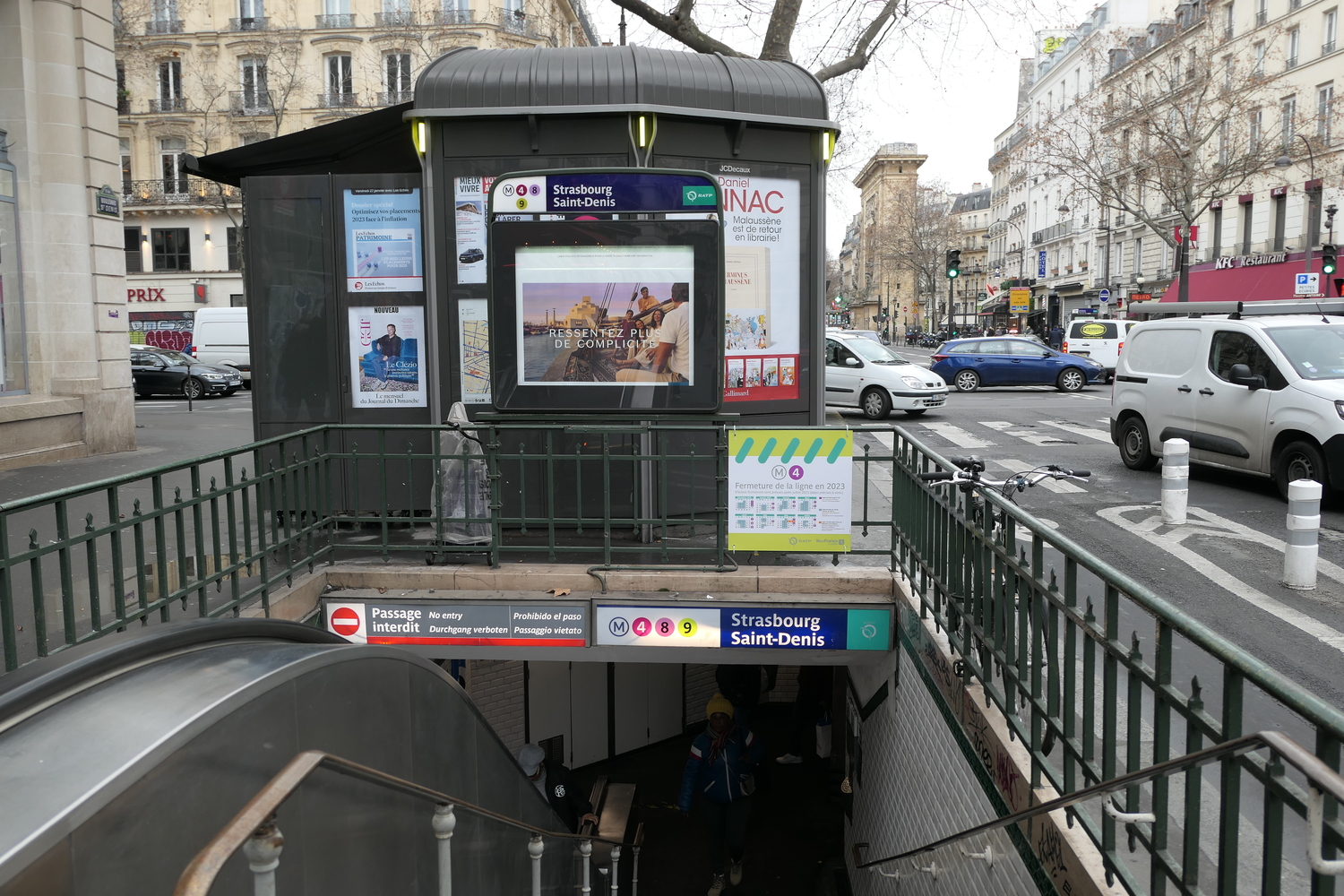 L’envoyée spéciale de la classe se rend en métro à Strasbourg Saint-Denis pour la rencontrer © Globe Reporters