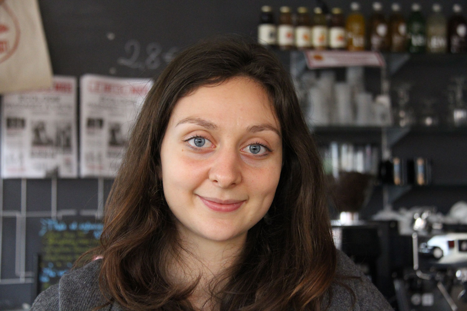 Lola BAHRI travaille pour l’association La Cloche qui organise ces rencontres. Elle reçoit le jeudi après-midi les sans-abris dans le Bar Commun pour leur donner du réconfort et une aide matérielle © Globe Reporters