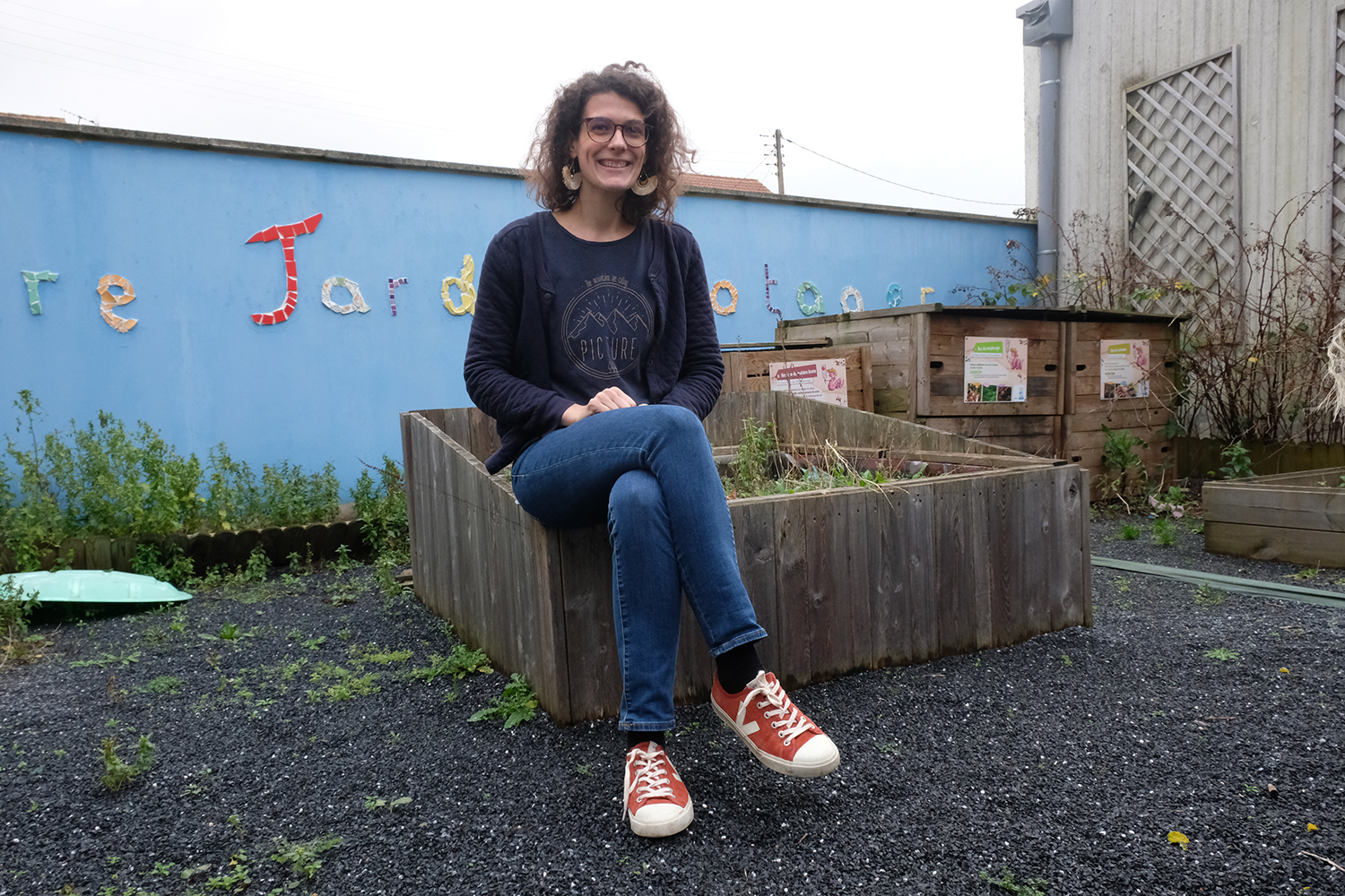 Marie PETIT est directrice de l’école Joliot-Curie depuis 2016. Elle a décidé de transposer son mode de vie « zéro déchet » au fonctionnement de l’école maternelle qu’elle dirige.