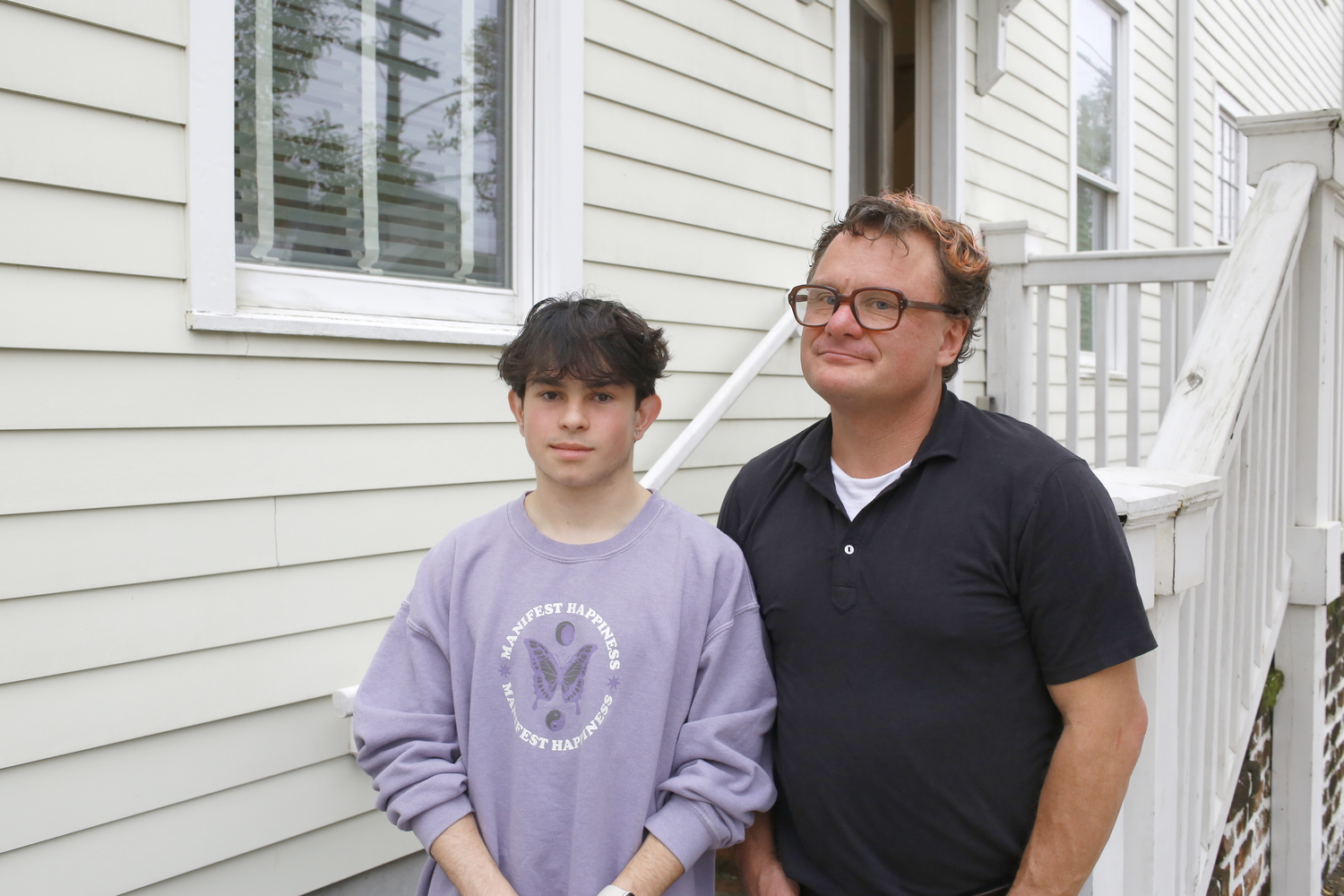 Owen et Neal devant les bureaux de Neal © Globe Reporters