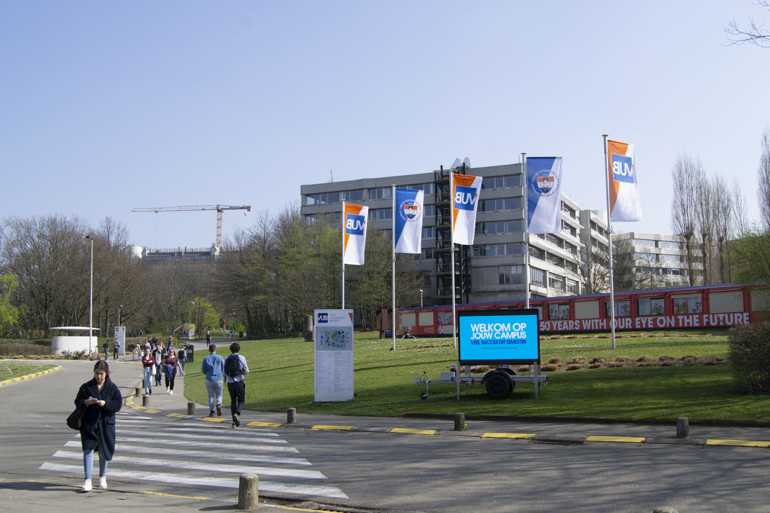 Notre correspondante Adeline THOLLOT arrive sur le campus de la Vrije Universiteit Brussel © Globe Reporters