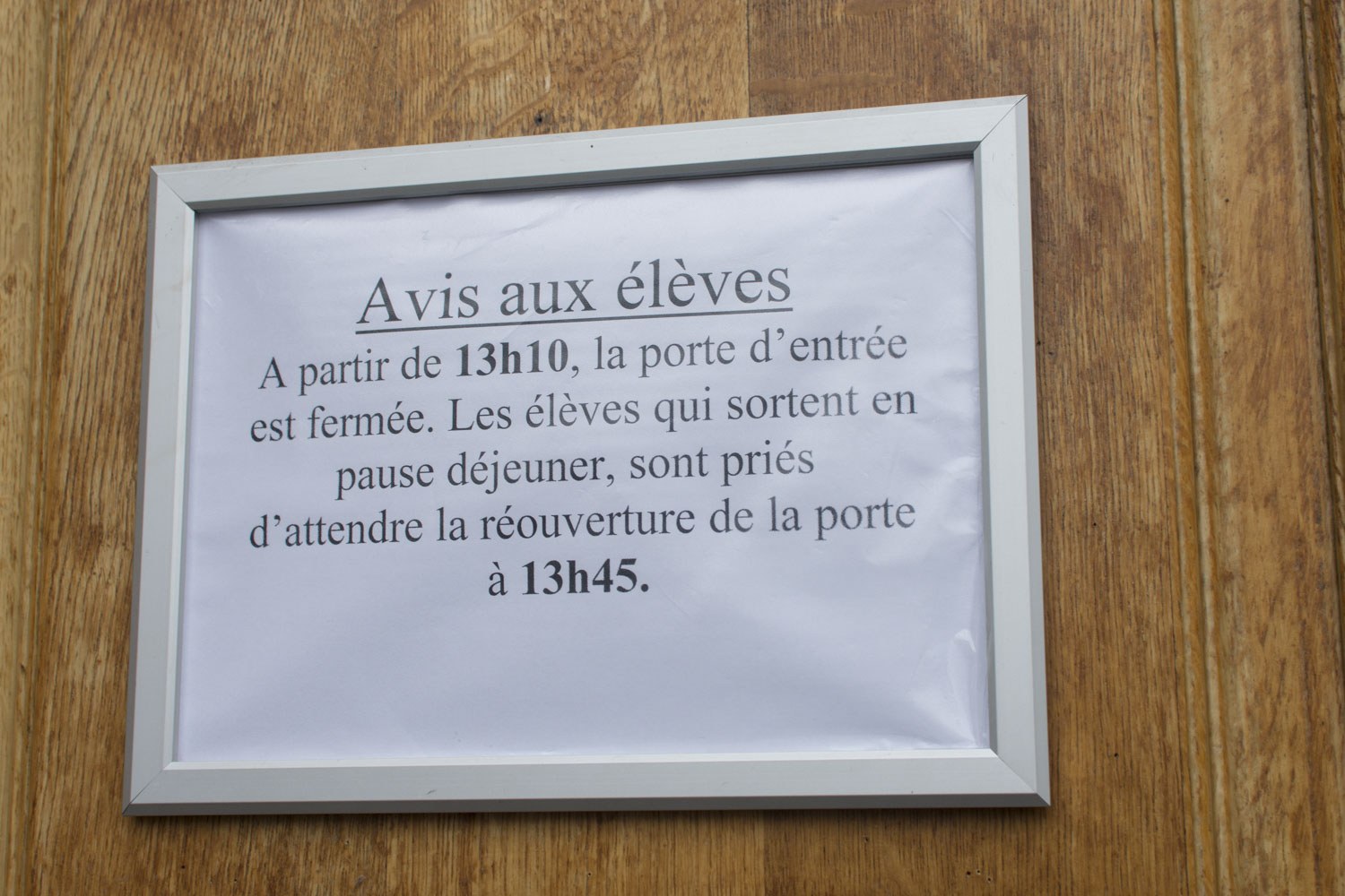 Une affiche à l’intention des élèves placardée sur la porte d’entrée de l’établissement