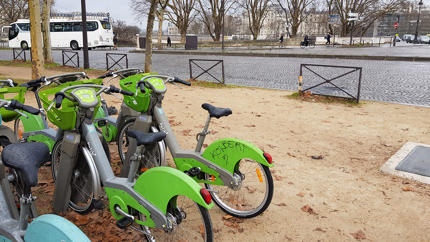 Pour se rendre à la Maison de Buffon au Jardin des Plantes, où se trouve le bureau de Patrick HAFFNER, notre envoyée spéciale utilise un vélo et s’arrête à l’entrée côté Seine © Globe Reporters