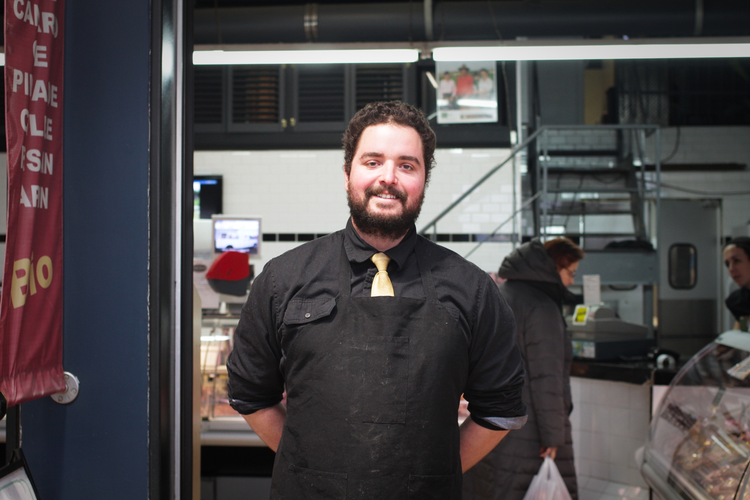 Paul SAINT-VINCENT devant la boucherie.