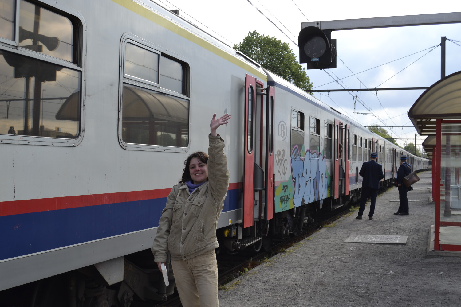 Notre correspondante Adeline THOLLOT, retrouve Noémie, stagiaire pour Globe Reporters, à la gare d’Ath © Globe Reporters