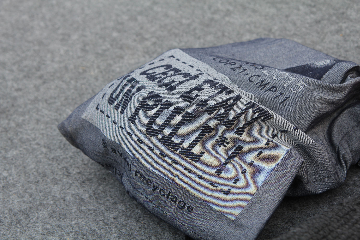 Il s’agit de sensibiliser les participants de la COP21 au recyclage. Ils ont été réalisés par l’entreprise française&nbsp;: Les tissages de Charlieu