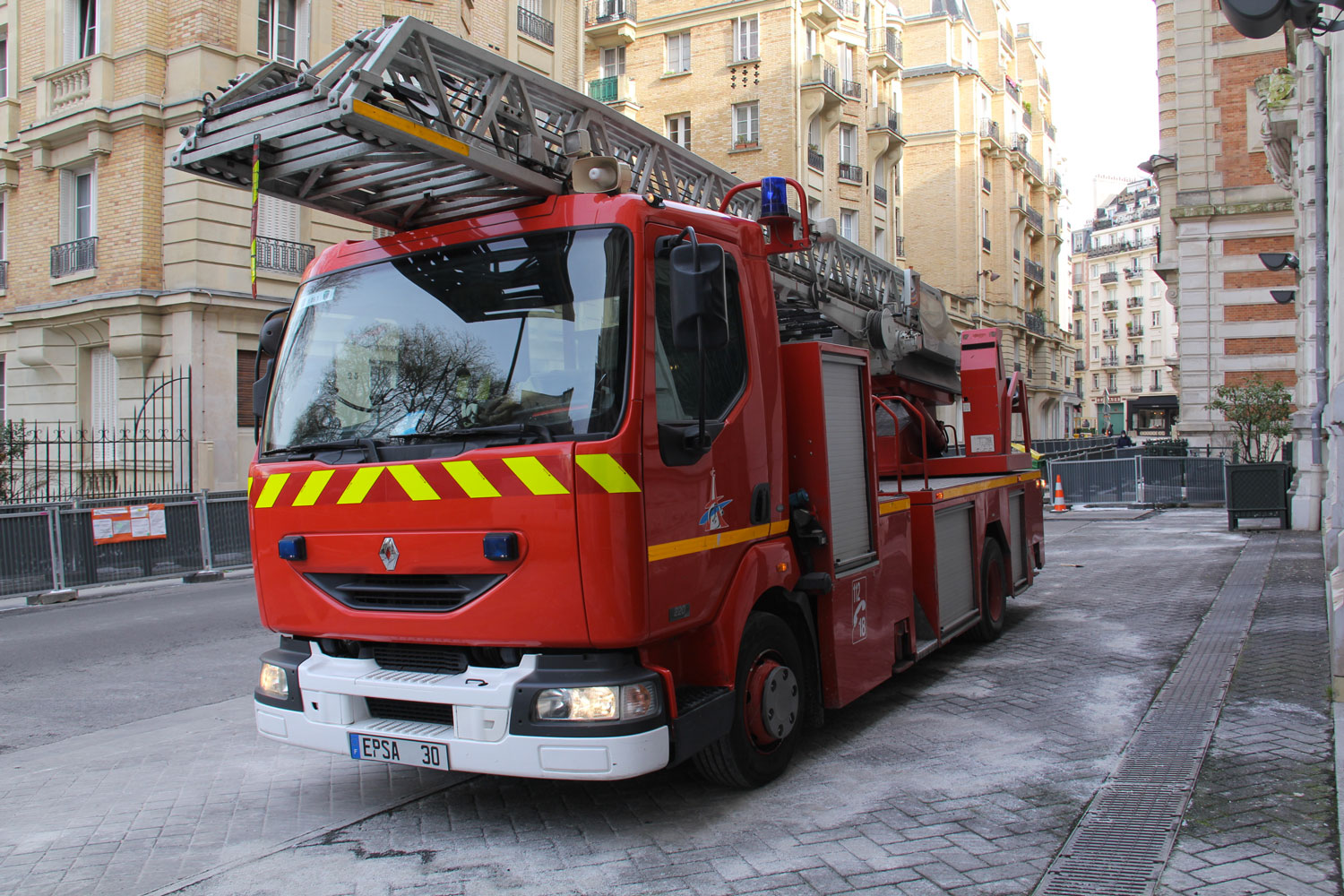 Les pompiers ont sorti le camion exprès pour les Globe-Reporters. Normalement il stationne dans la caserne, prêt à partir © Globe Reporters