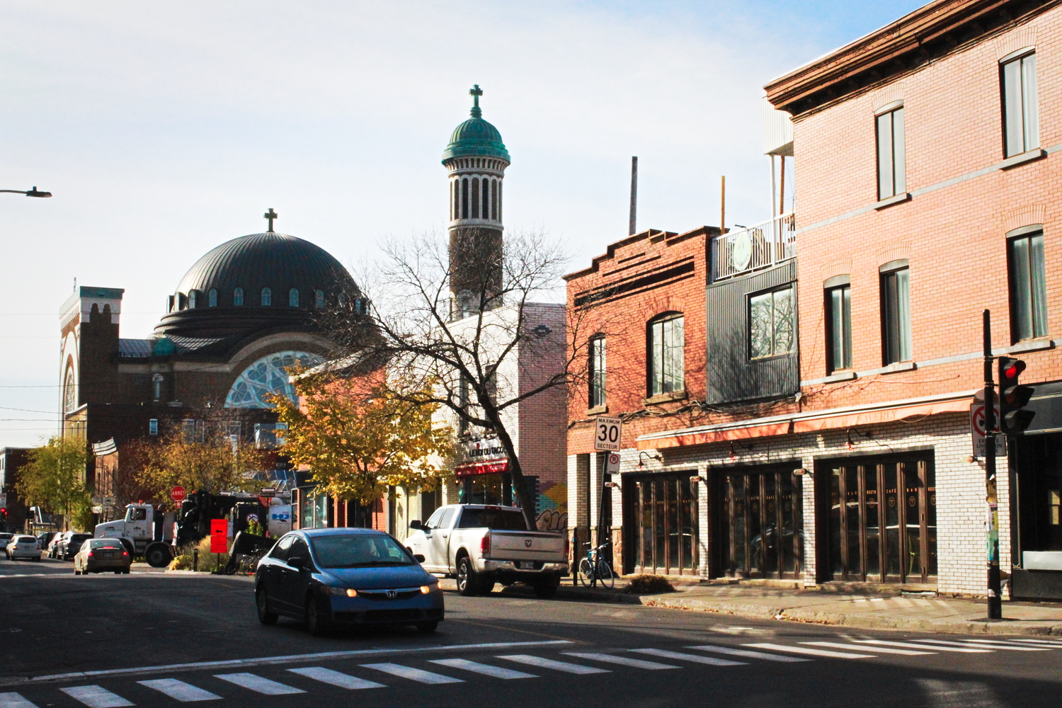 Rue du quartier du Mile-End, avec l’église de Saint-Michel © Globe Reporters