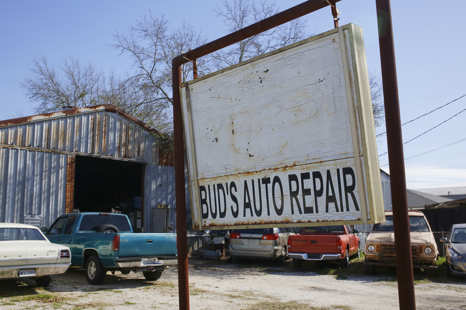 Enseigne de Bud’s autorepair, le garage de Ray © Globe Reporters 