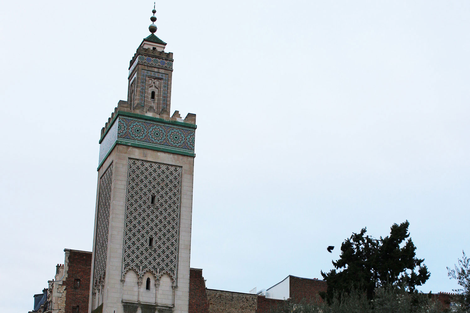 Pour compléter le reportage, notre envoyée spéciale fait un petit tour de Paris à la recherche de quelques lieux de cultes qui représentent les différentes religions à Paris. Elle commence son tour par la Grande Mosquée de Paris. Le splendide minaret de la Grande Mosquée mesure 33 mètres et est entièrement décoré © Globe Reporters