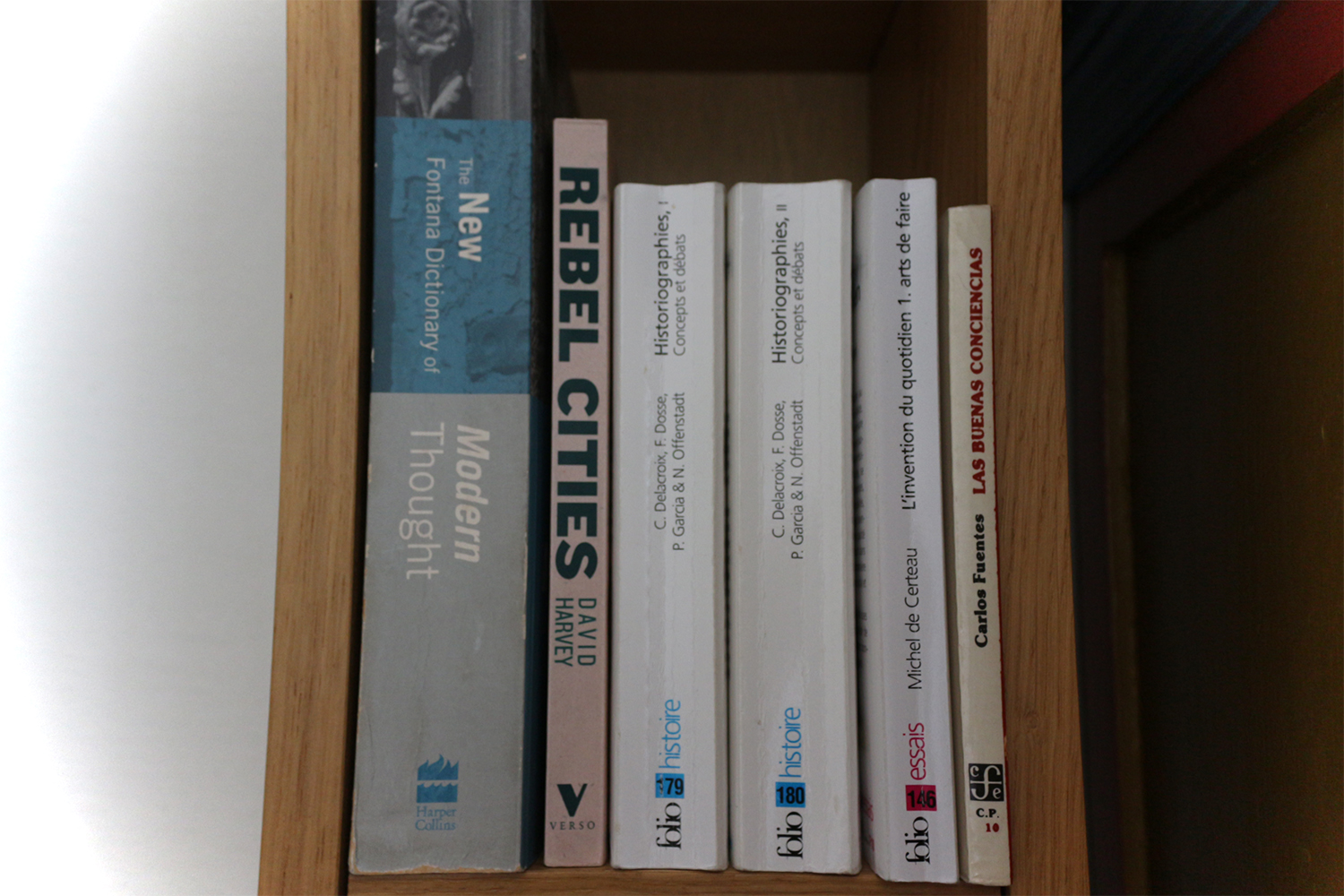 Livres de travail en plusieurs langues dans l’appartement d’Alicia.