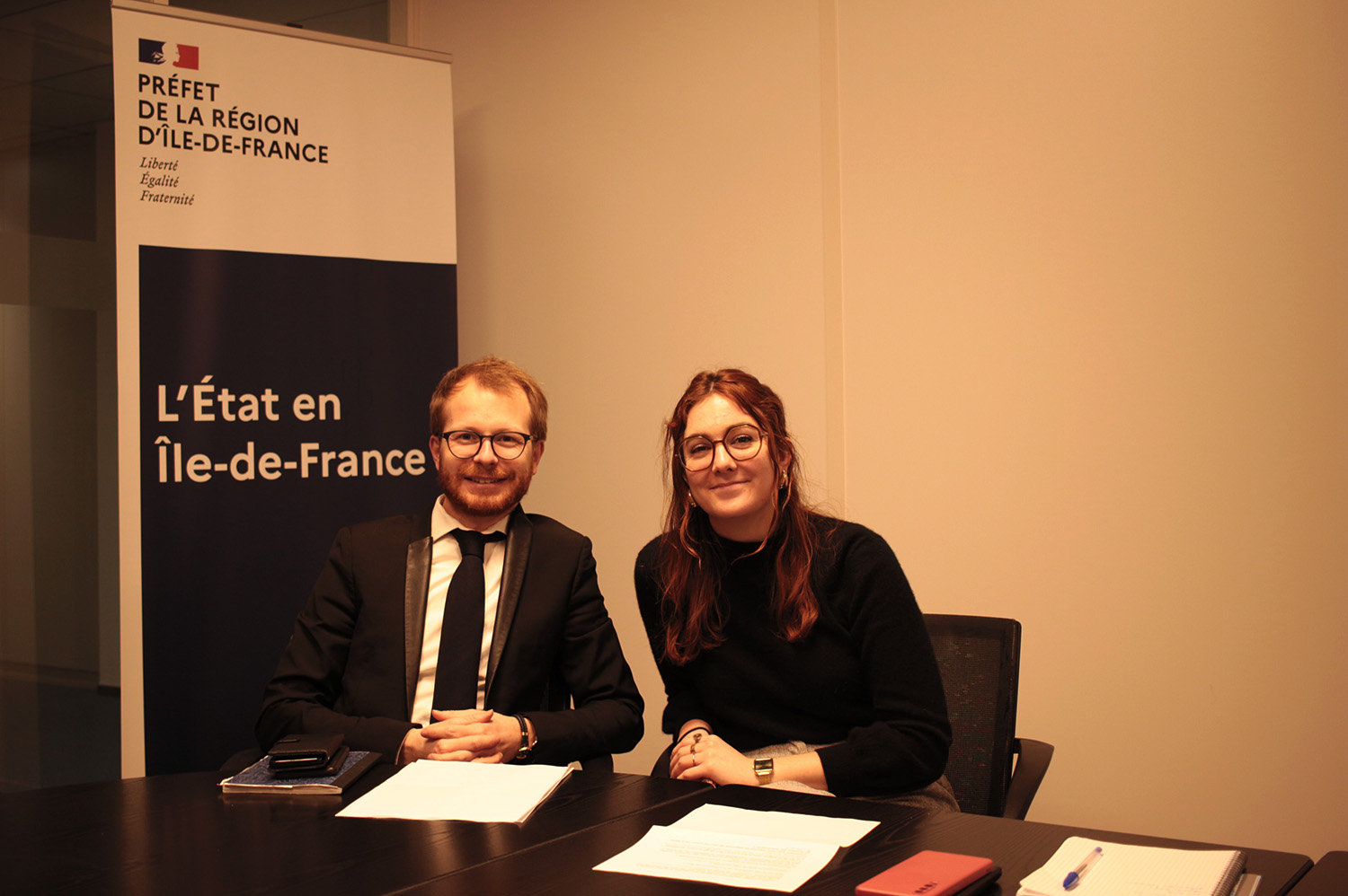 Laura GOMES MARTINS et Charles XARDEL dans une salle de conférence, au sein des bureaux de la préfecture © Globe Reporters