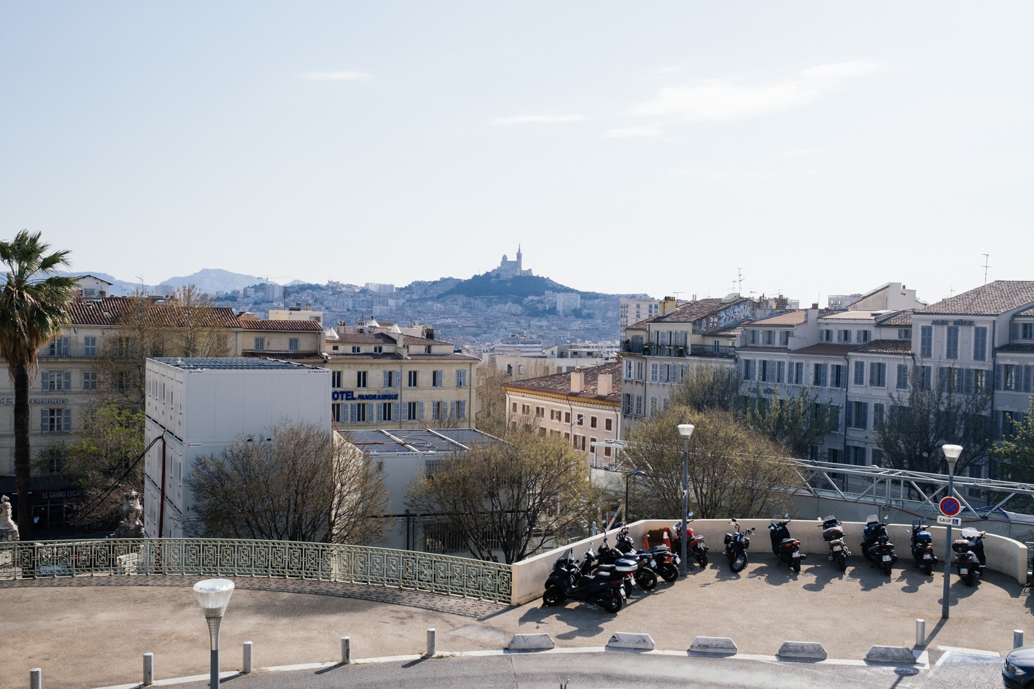 Marseille est une très grande ville du sud de la France, en région Provence-Alpes-Côte d’Azur, située au bord de la mer Méditerranée. Au loin, on aperçoit La Bonne Mère, une église qui veille sur la cité © Globe Reporters