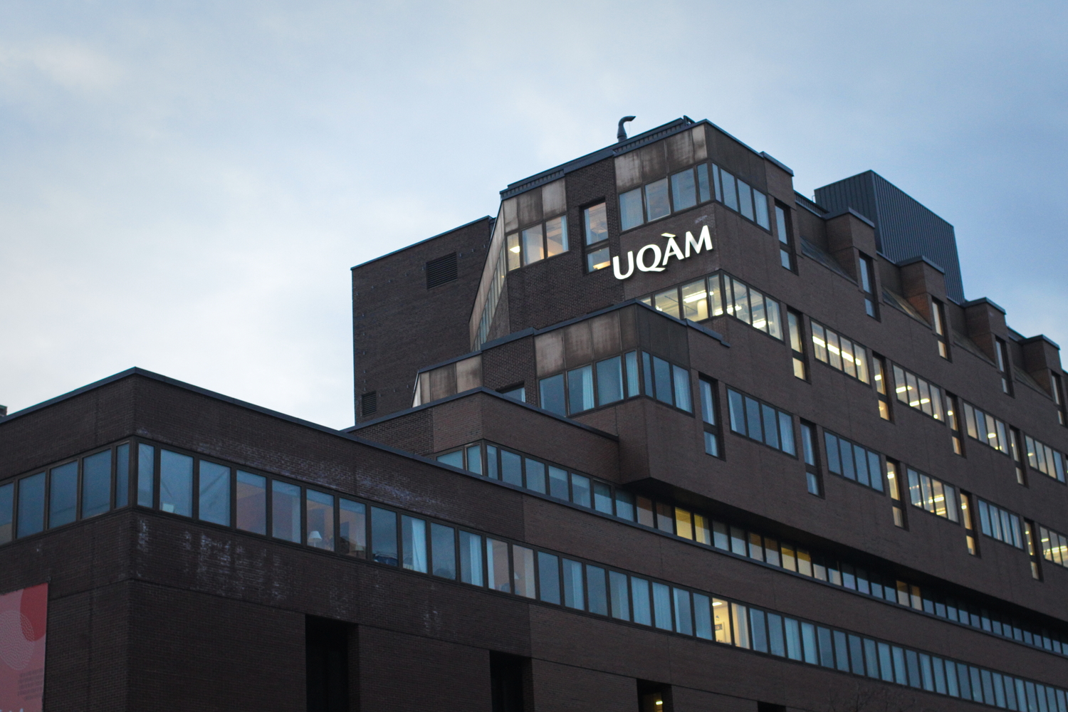 Le bâtiment principal de l’UQAM, que l’on observe à la sortie du métro.