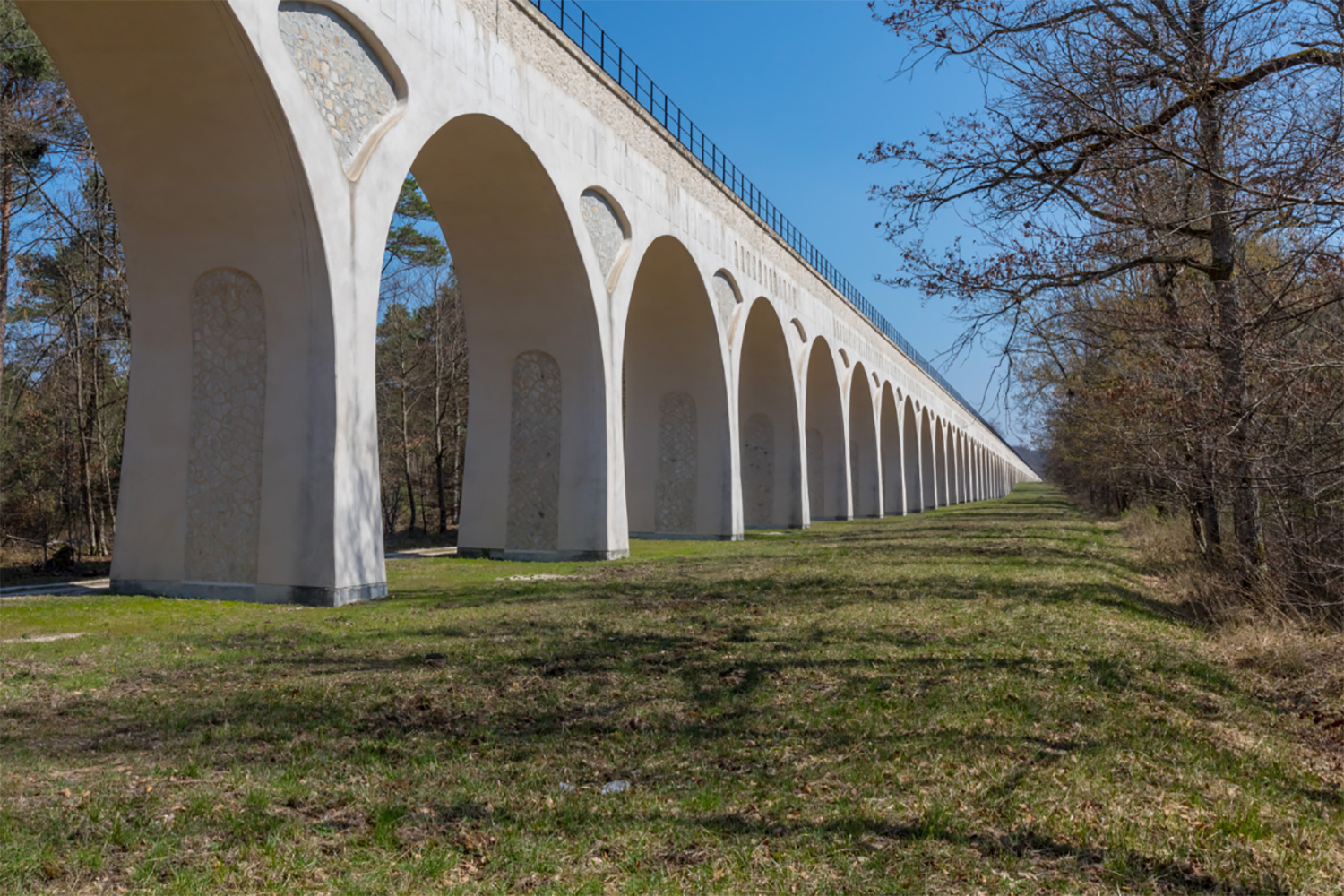 La fonction principale des aqueducs est d’acheminer de l’eau potable, de la source d’eau, jusqu’aux villes. Sur cette photo, il s’agit de l’aqueduc de La Vanne, construit au XIXème siècle sur la base d’un tracé antique, datant du IIème siècle apr. J.-C. L’aqueduc de La Vanne permet d’acheminer les eaux des sources de la région de Sens dans l’Yonne, jusqu’au réservoir de L’Haÿ-les-Roses. Il est long de 156 km © Didier GAUDUCHEAU 