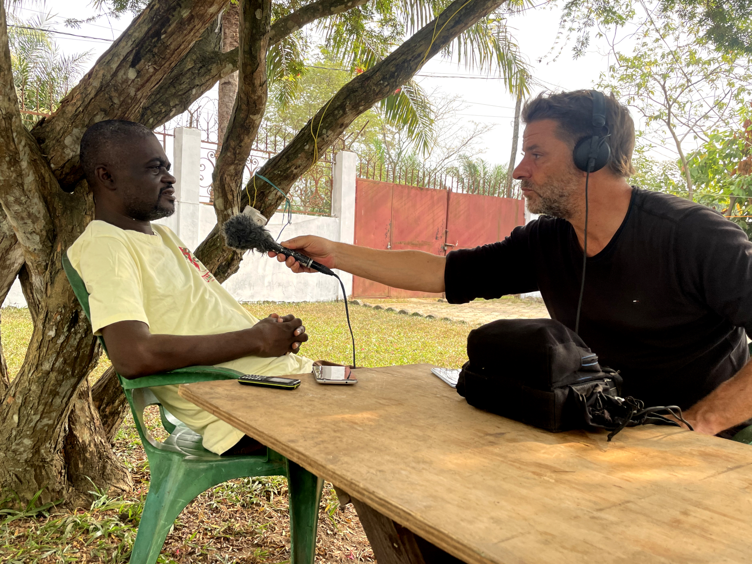 L’envoyé special des globe-reporters, Raphaël KRAFFT, interviewe Victorien MBA © Globe Reporters