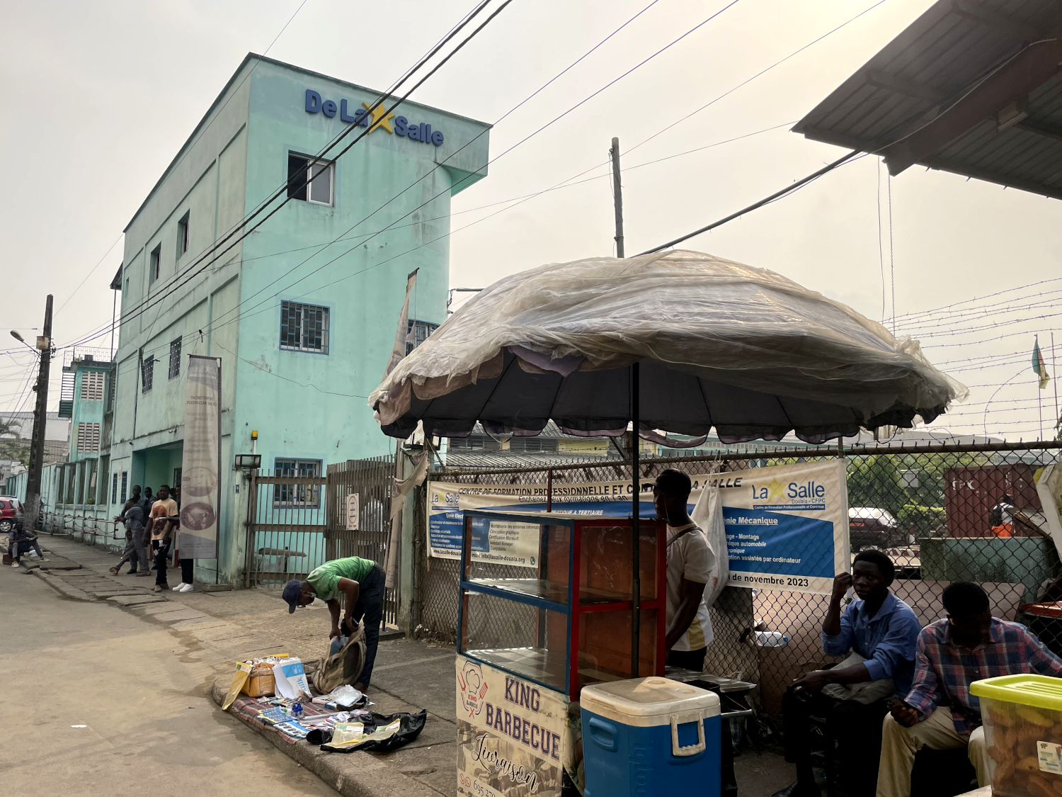 L’entrée du collège de La Salle dans le centre-ville de Douala © Globe Reporters