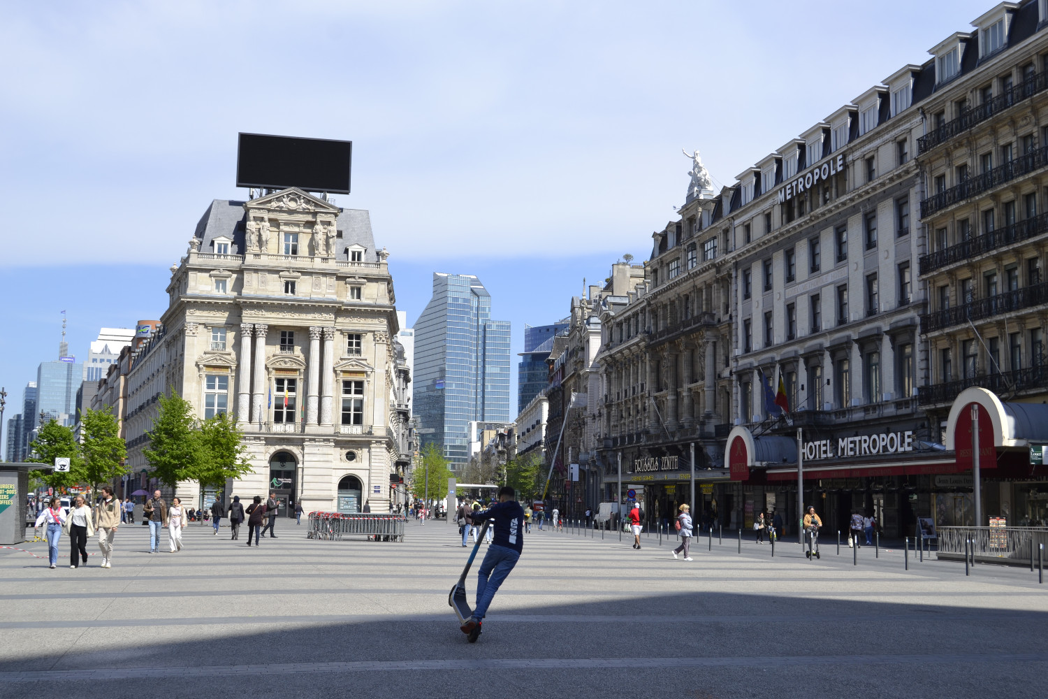 Notre correspondante se rend à pied sur les lieux du reportage, en passant par la place De Brouckère © Globe Reporters