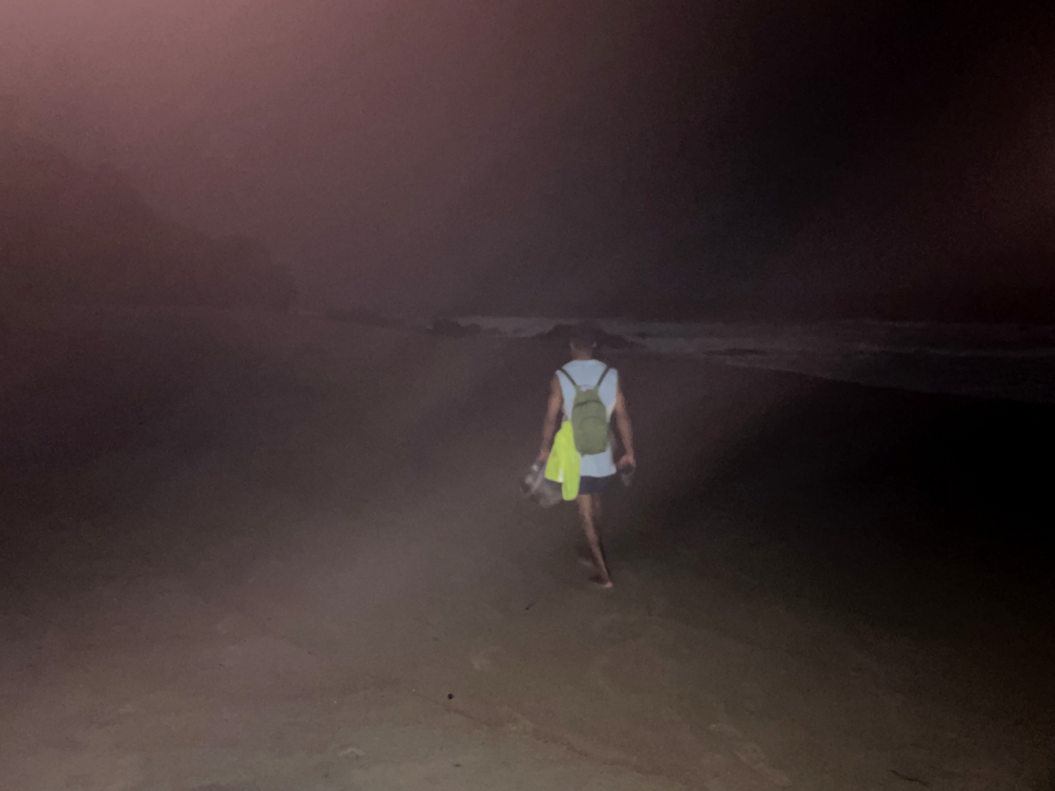 Et c’est parti pour 12 kilomètres de marche sur la plage avec Yves NJOKOU DJONGO © Globe Reporters