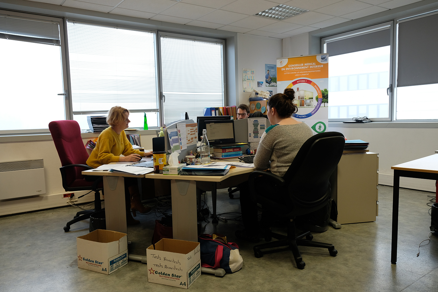 Corentin JOB partage son bureau avec deux collègues dans ce qu’on appelle un open-space.  