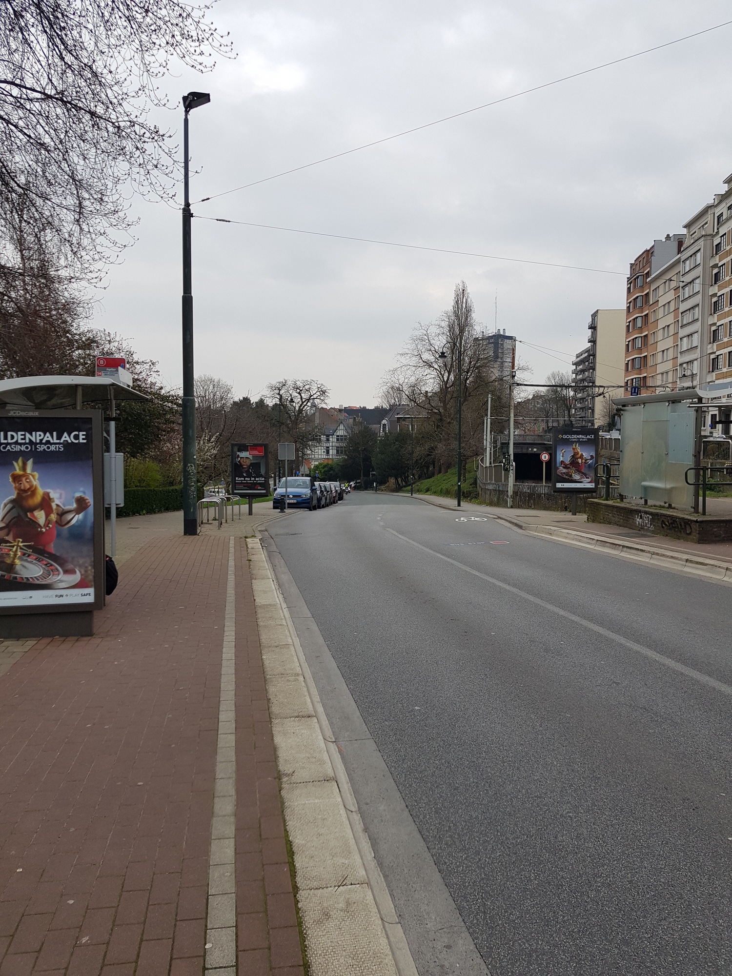 Les transports en commun comme les bus continuent de circuler, mais peu de monde à cet arrêt.