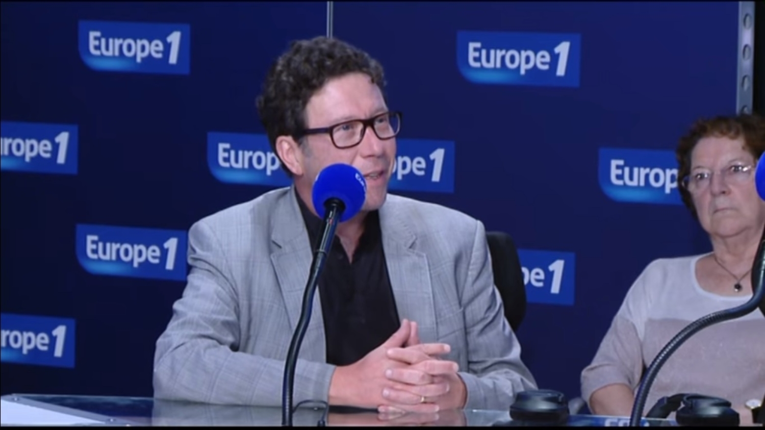 Michäel Stora sur Europe 1 : Les jeux vidéo canalisent la violence. Crédit : Youtube / Europe 