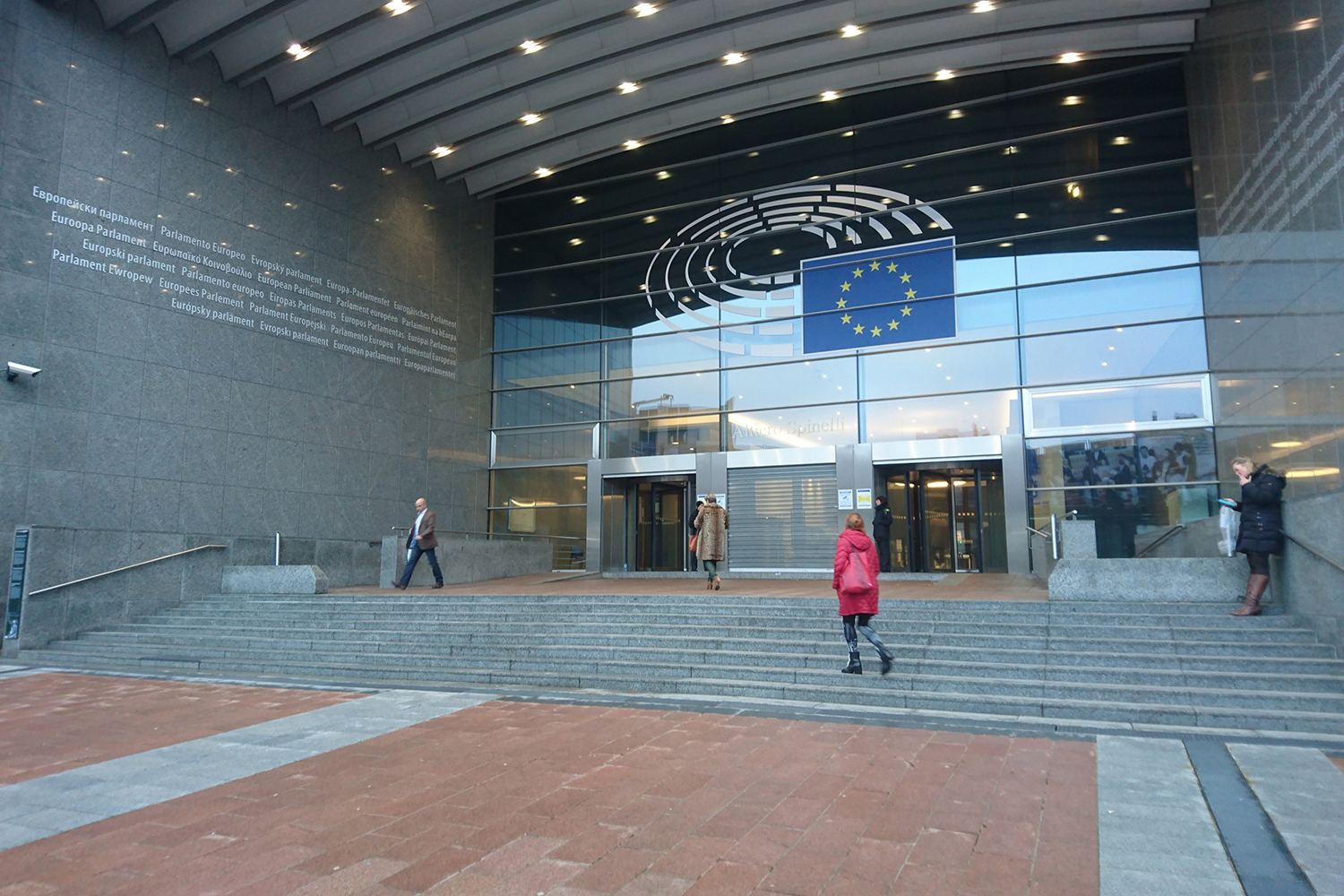 L’une des deux entrées du bâtiment Altiero Spinelli, côté place du Luxembourg 