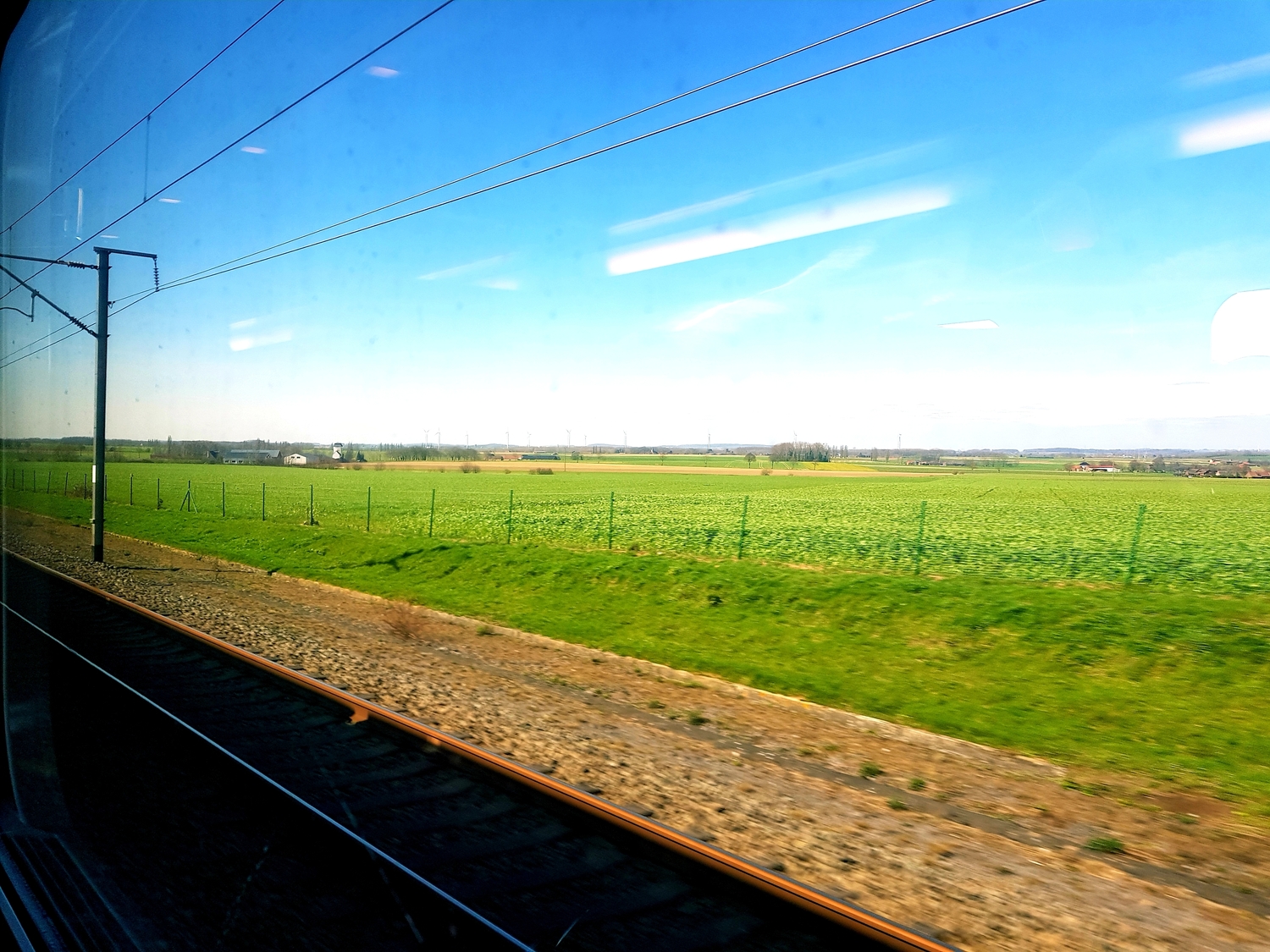 Dans le TGV, en route vers Paris. La voiture est quasiment vide.