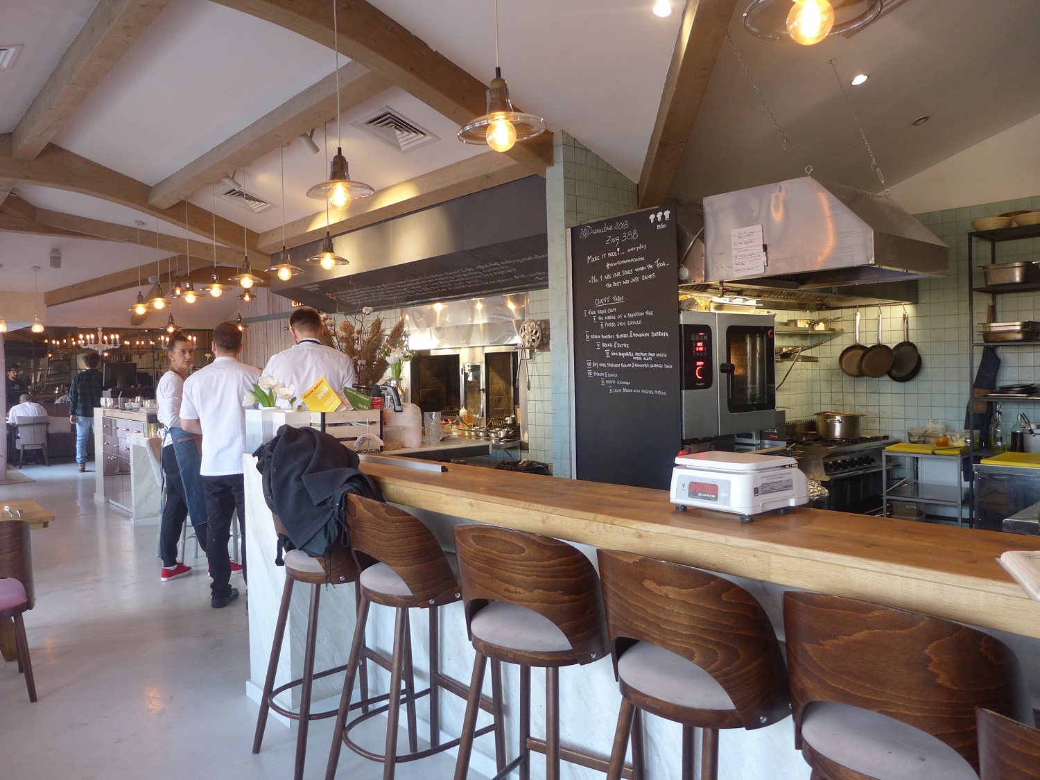 Le restaurant possède une cuisine ouverte, visible par les clients depuis la salle. 