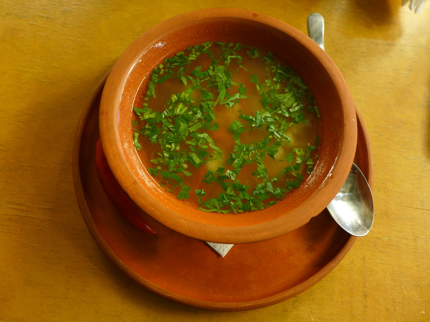 En entrée, il y a plusieurs soupes au choix, ici une soupe de poissons