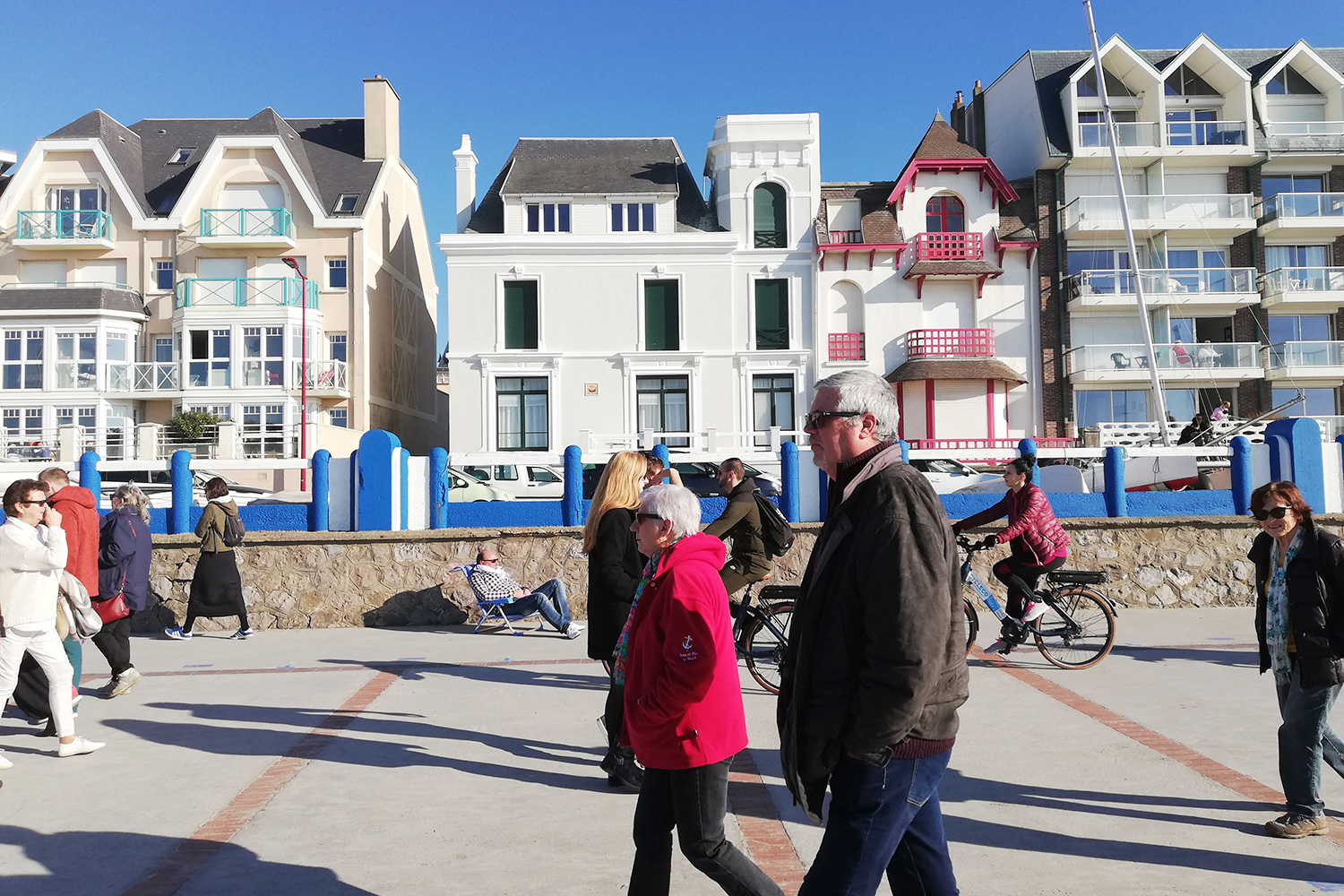 Selon les scénarios envisagés, les maisons wimereusiennes bâties sur le front de mer seront de plus en plus confrontées aux risques de submersion.