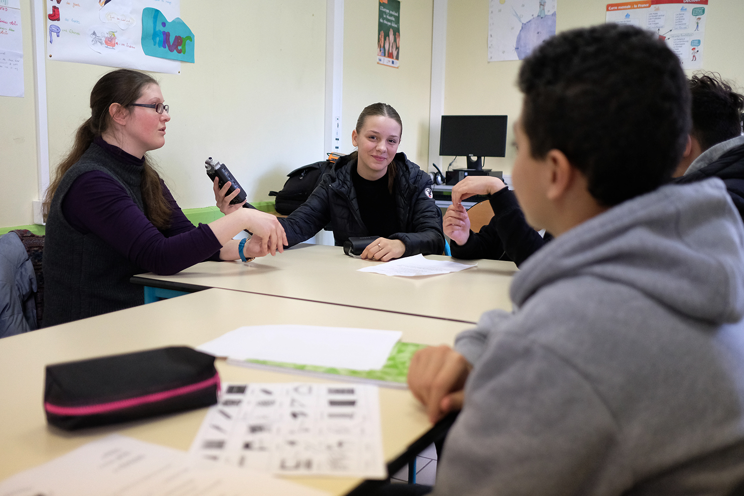 Pour l’interview de l’enseignante, c’est Sandra qui se colle à la prise son.