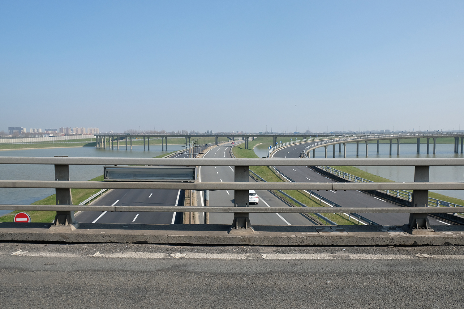 A quoi ressemble une frontière&nbsp;? Ici, l’autoroute A16 qui relie Paris à la Belgique en passant par la côte d’opale. En arrivant au niveau de Calais, la vitesse a été réduite à 90 km/h en raison de 