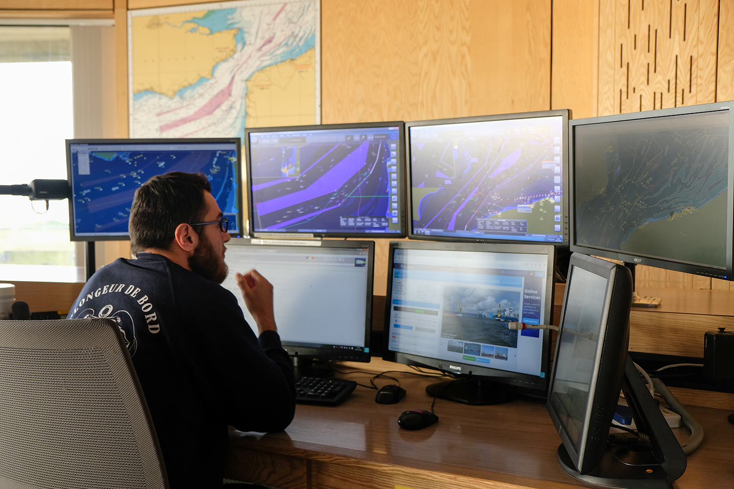 La salle principale donne une vue imprenable sur la mer, mais les coordinateurs du CROSS ont les yeux rivés sur les sept écrans qui composent leur table de travail. 