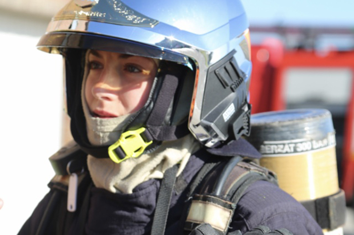 Manon en tenue de feu lors d’une séance photo organisée pour les calendriers des sapeurs-pompiers de Marquise.