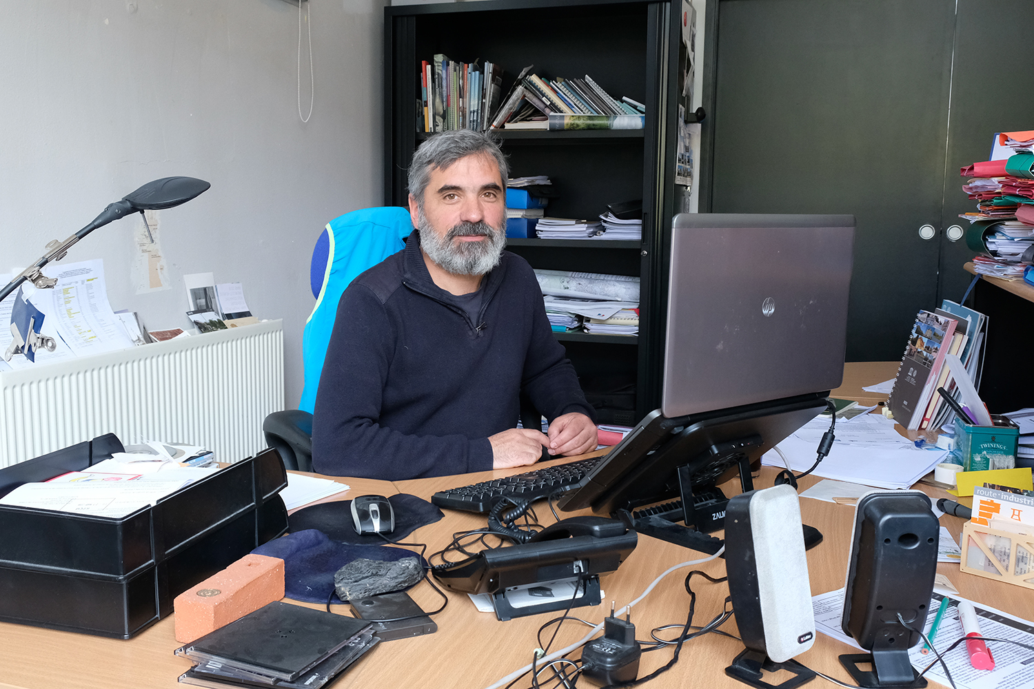 Il reçoit Sidonie HADOUX dans son bureau, au sein des locaux de la Mission Bassin Minier, sur le site du 9-9 bis à Oignies. 