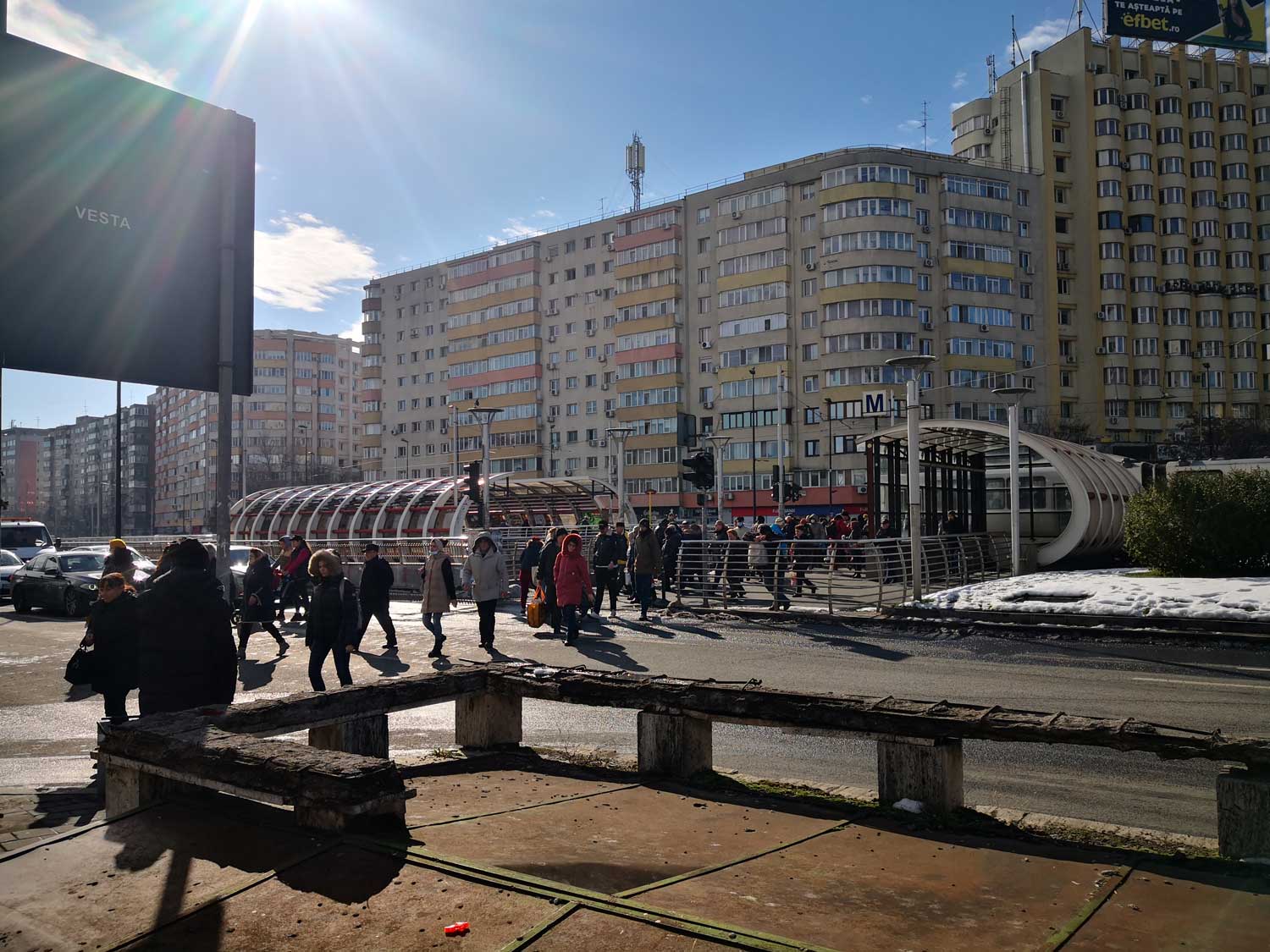 L’intersection devant la bouche de métro est aussi l’un des gros axes routiers de la capitale. Tout le long de cet axe, des immeubles de l’époque communiste, les fameux « blocs » © Globe Reporters