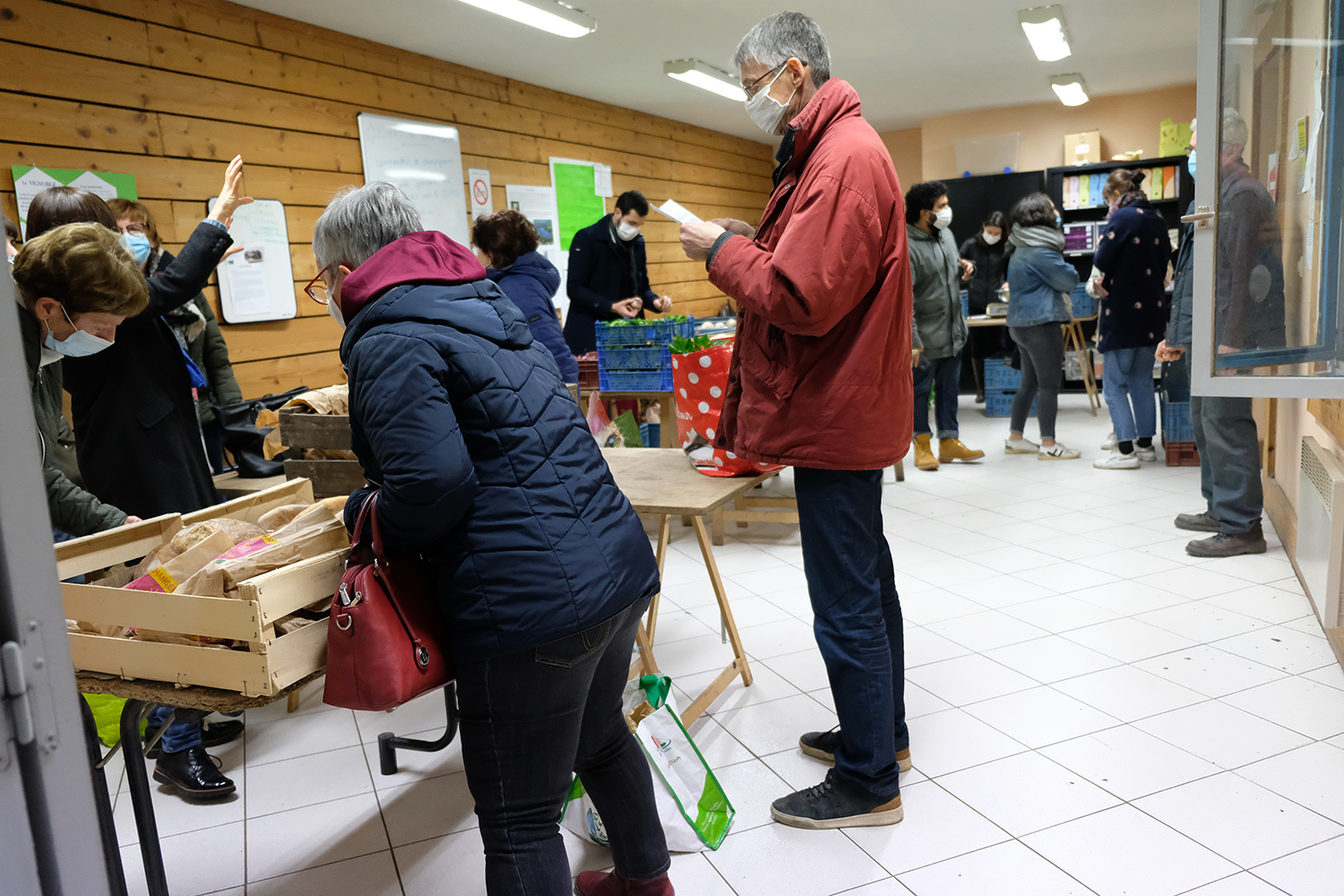 À l’intérieur, la distribution des paniers commence à 18h00. ©Igor FRONTY