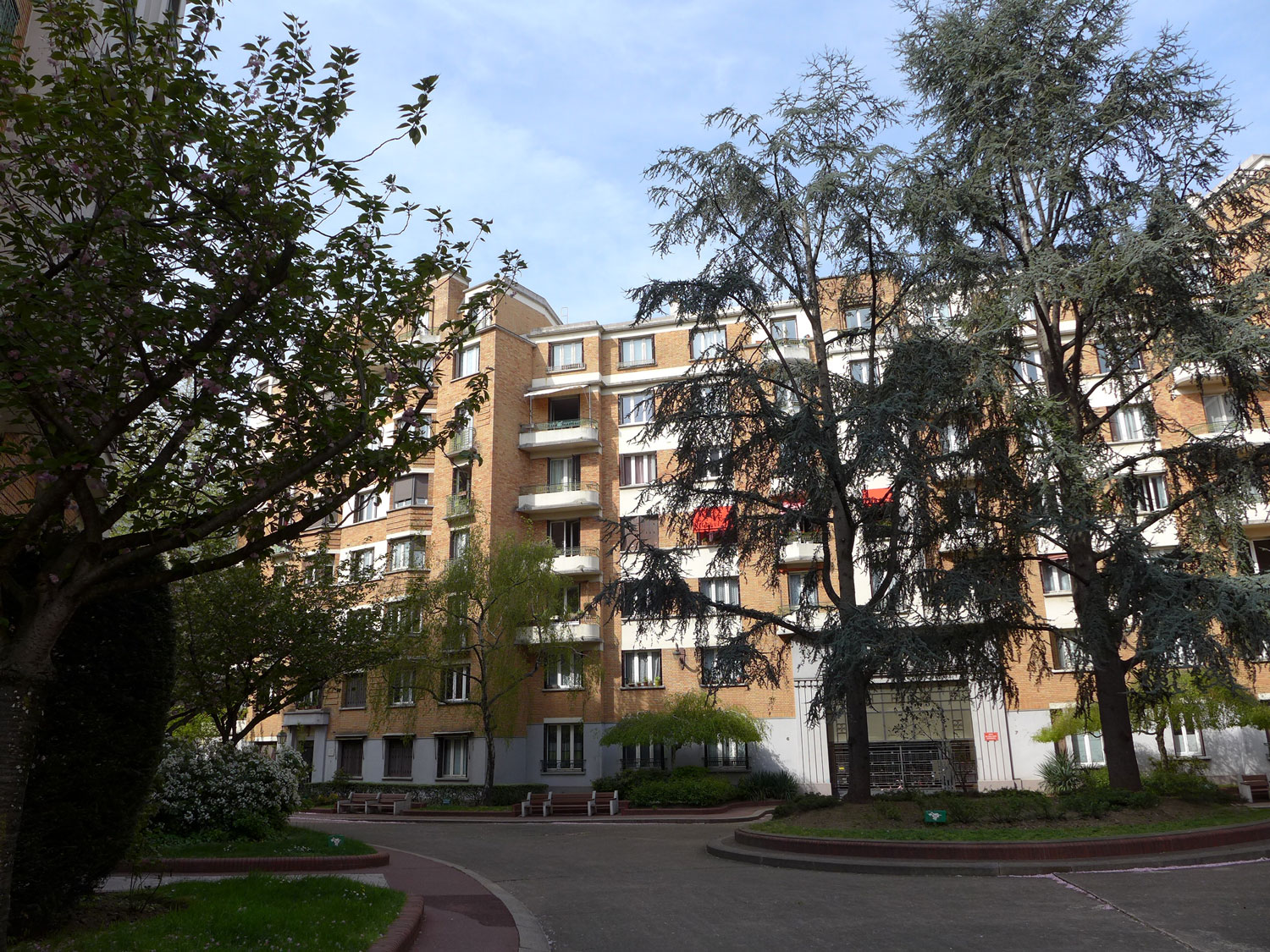 Des immeubles comme on en voit beaucoup dans les quartiers périphériques de la capitale.