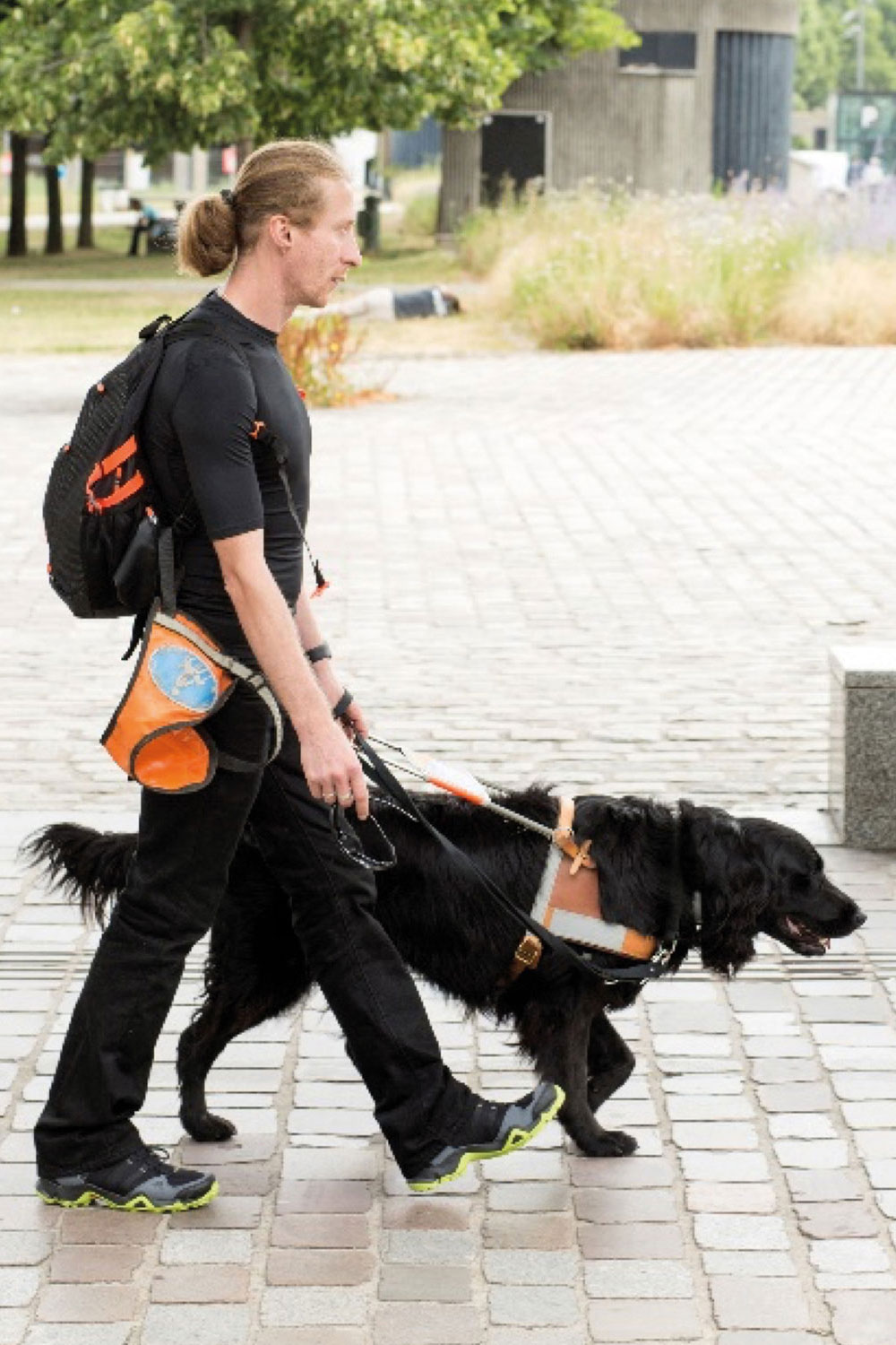 Pour les personnes aveugles ou malvoyantes, un chien ou une canne blanche sont des outils indispensables pour les aider à s’orienter et à identifier les obstacles qu’elles peuvent trouver sur leurs chemins © ANMCG