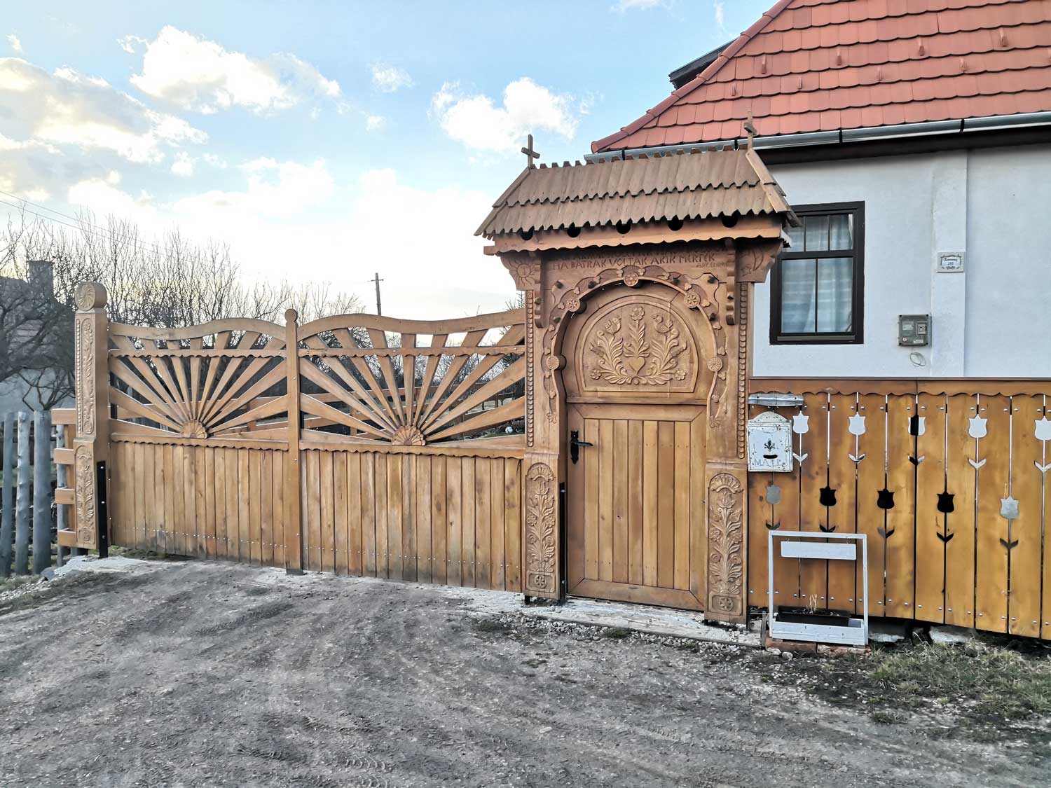 Chez les Sicules, le travail du bois est primordial. En attestent les portails en bois sculptés devant les maisons, fierté locale © Globe Reporters