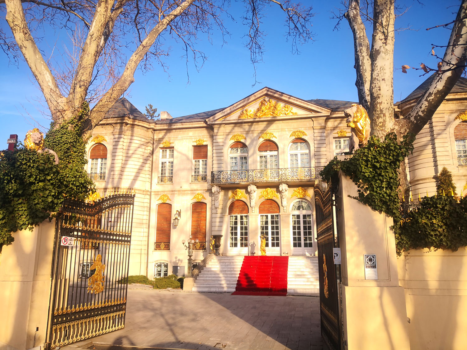 Le quartier est connu pour abriter de belles maisons ; celle-ci appartient au patron du club de foot de Bucarest © Globe Reporters