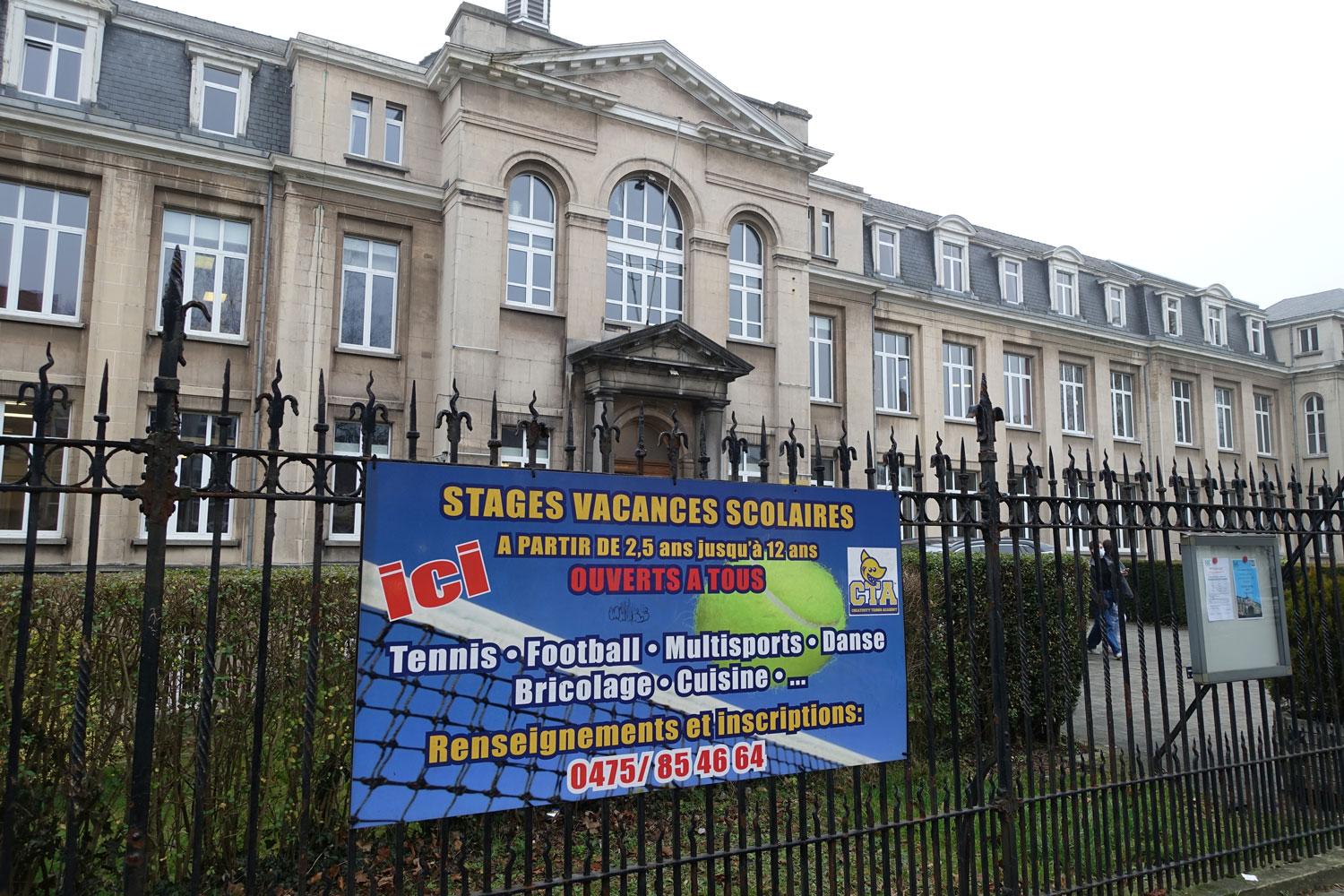 Devant l’école Notre-Dame des Champs. Pendant les congés scolaires, des associations ou les communes proposent des « stages ». C’est l’équivalent des centres de loisirs en France, avec souvent une dominante sportive ou artistique © Globe Reporters