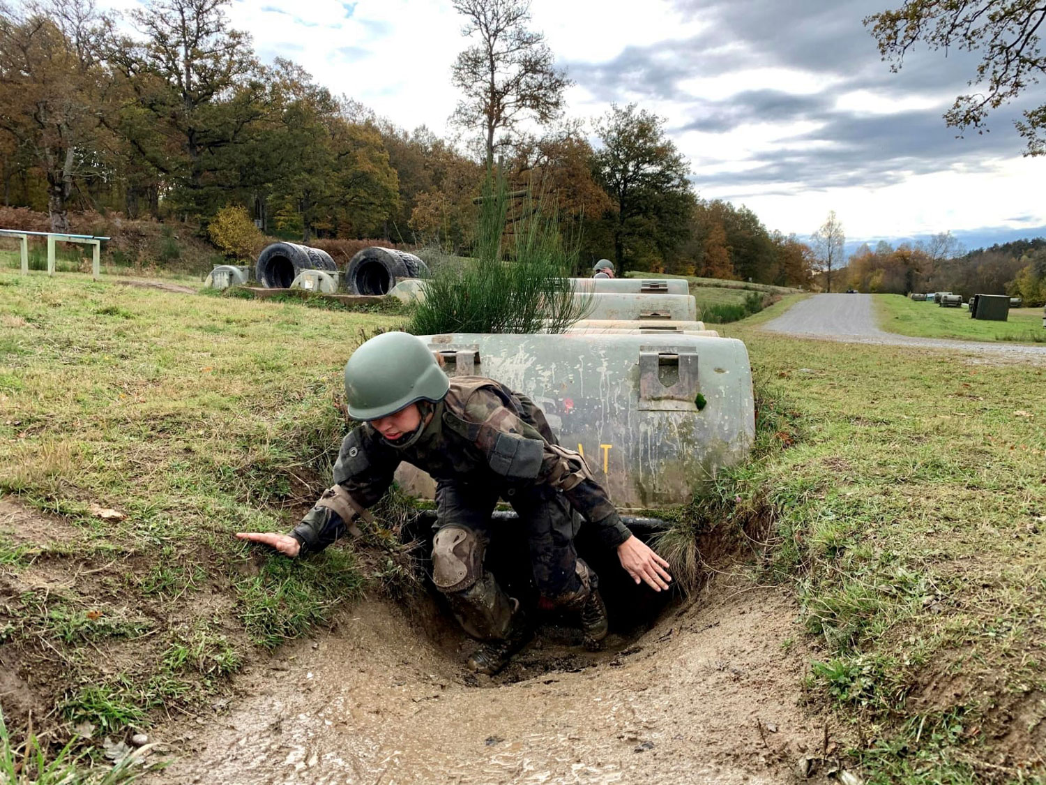 Parcours BULLDOG au camp de la Courtine. Il s’agit d’un parcours physique comportant de nombreux obstacles que les jeunes engagé·es volontaires réalisent durant leur formation © Brigadier Gauthier